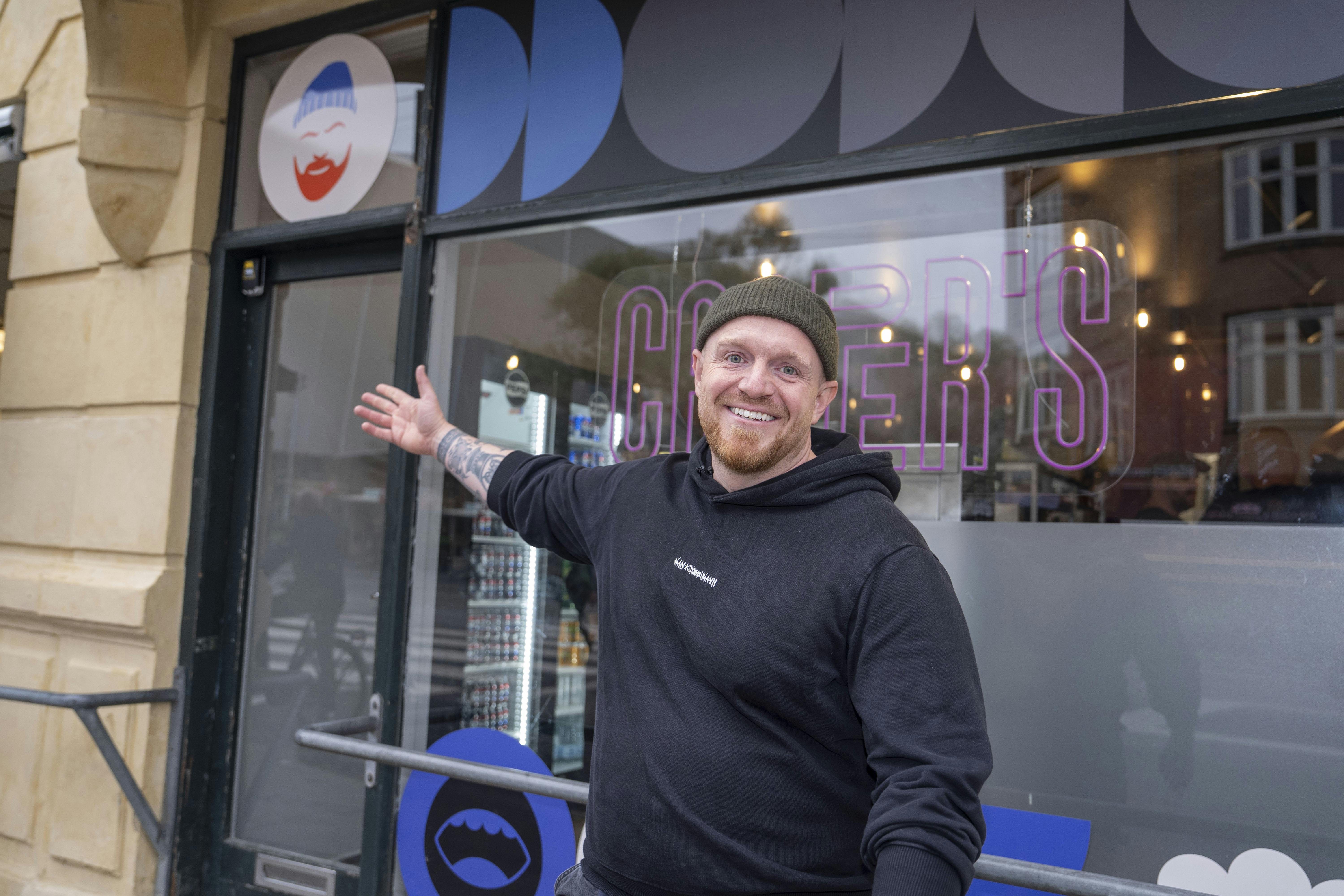 Casper Drømme er kendt for sin hue, og den er selvfølgelig også med på logoet i den nye burgerbar.