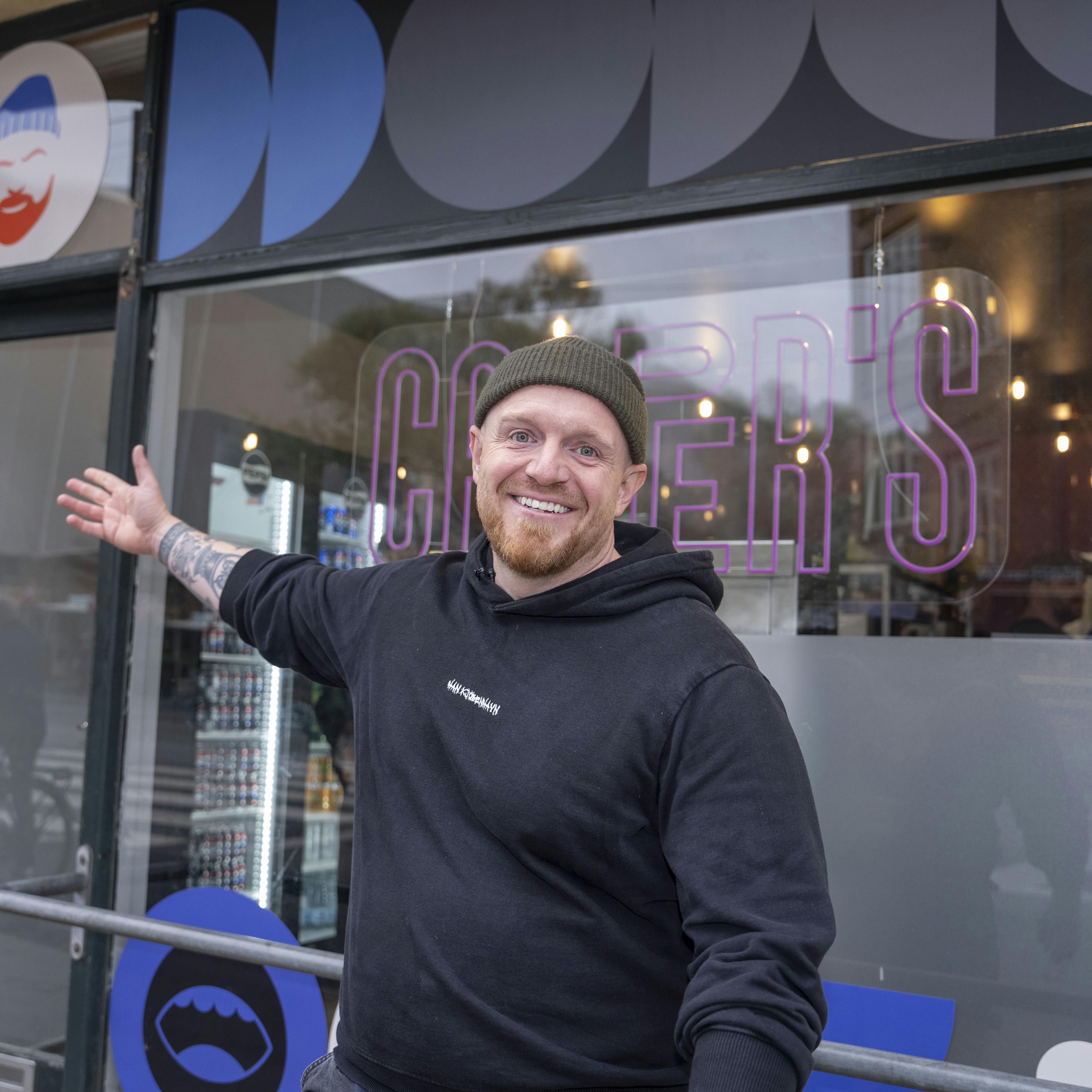 Casper Drømme er kendt for sin hue, og den er selvfølgelig også med på logoet i den nye burgerbar.