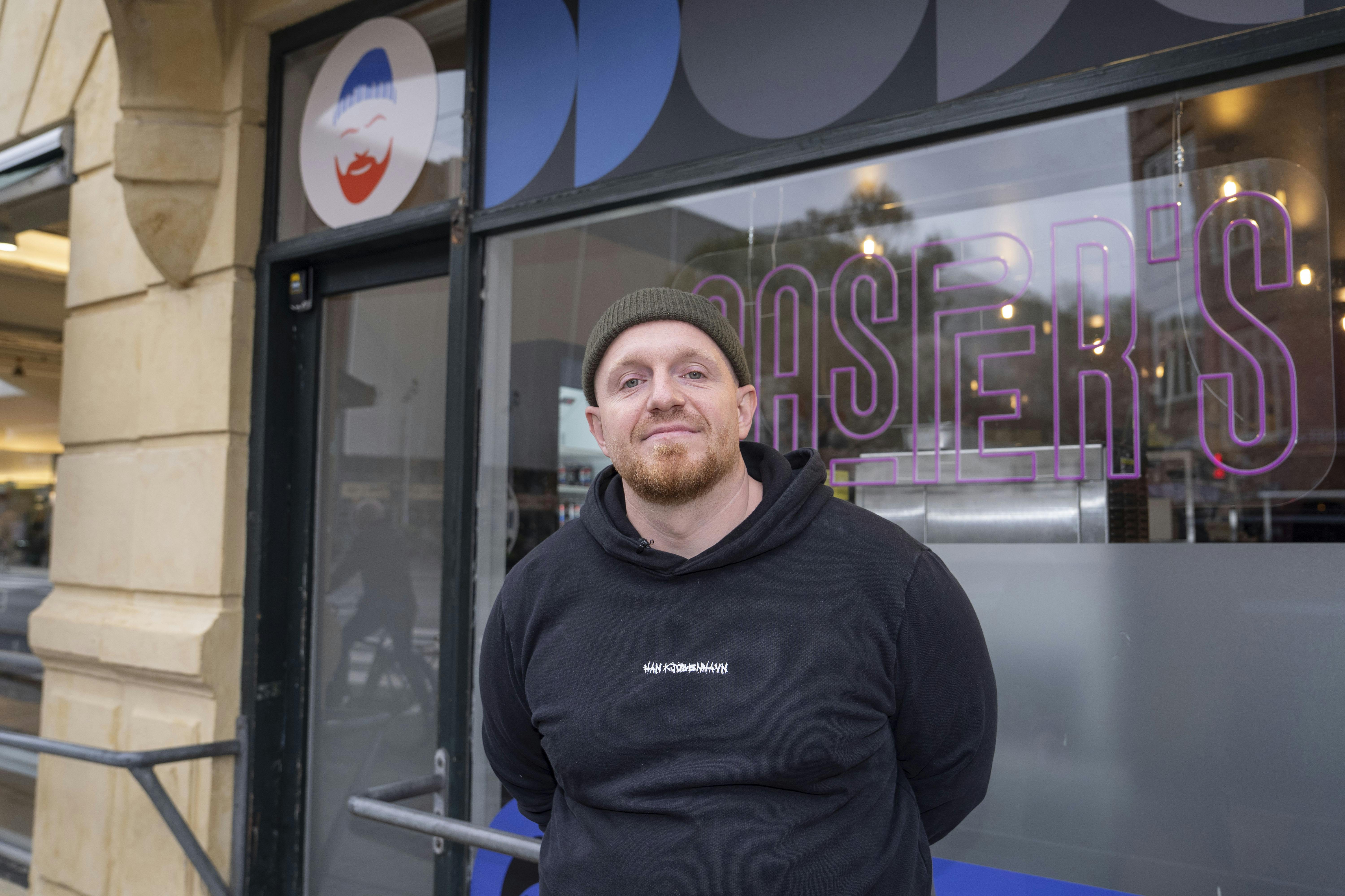 Casper Drømme er kendt for sin hue, og den er selvfølgelig også med på logoet i den nye burgerbar.
