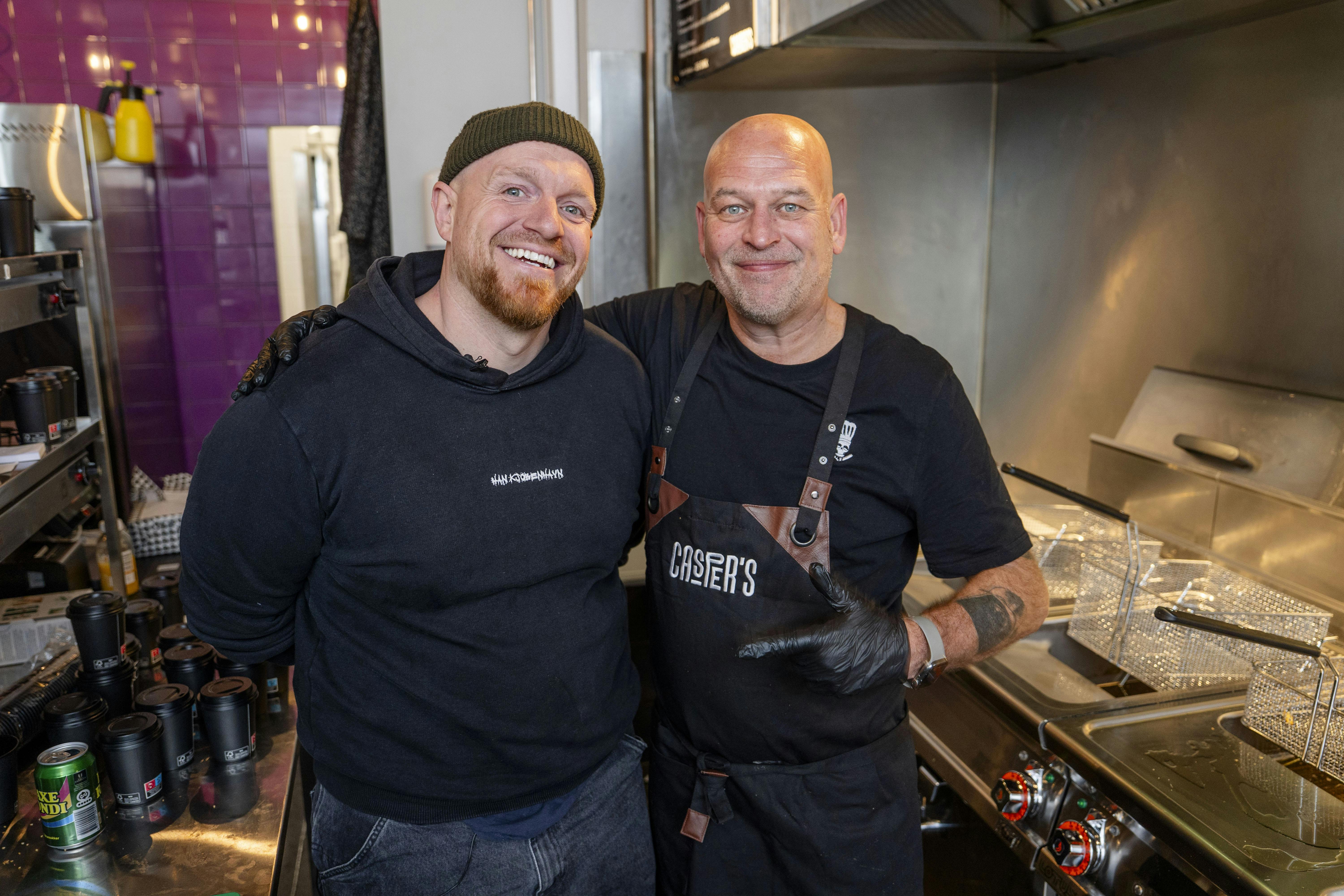 Casper Drømme håber, at folk vil tage godt imod hans nye burgerbar, som serverer burgere, han selv synes, er helt i superligaen.