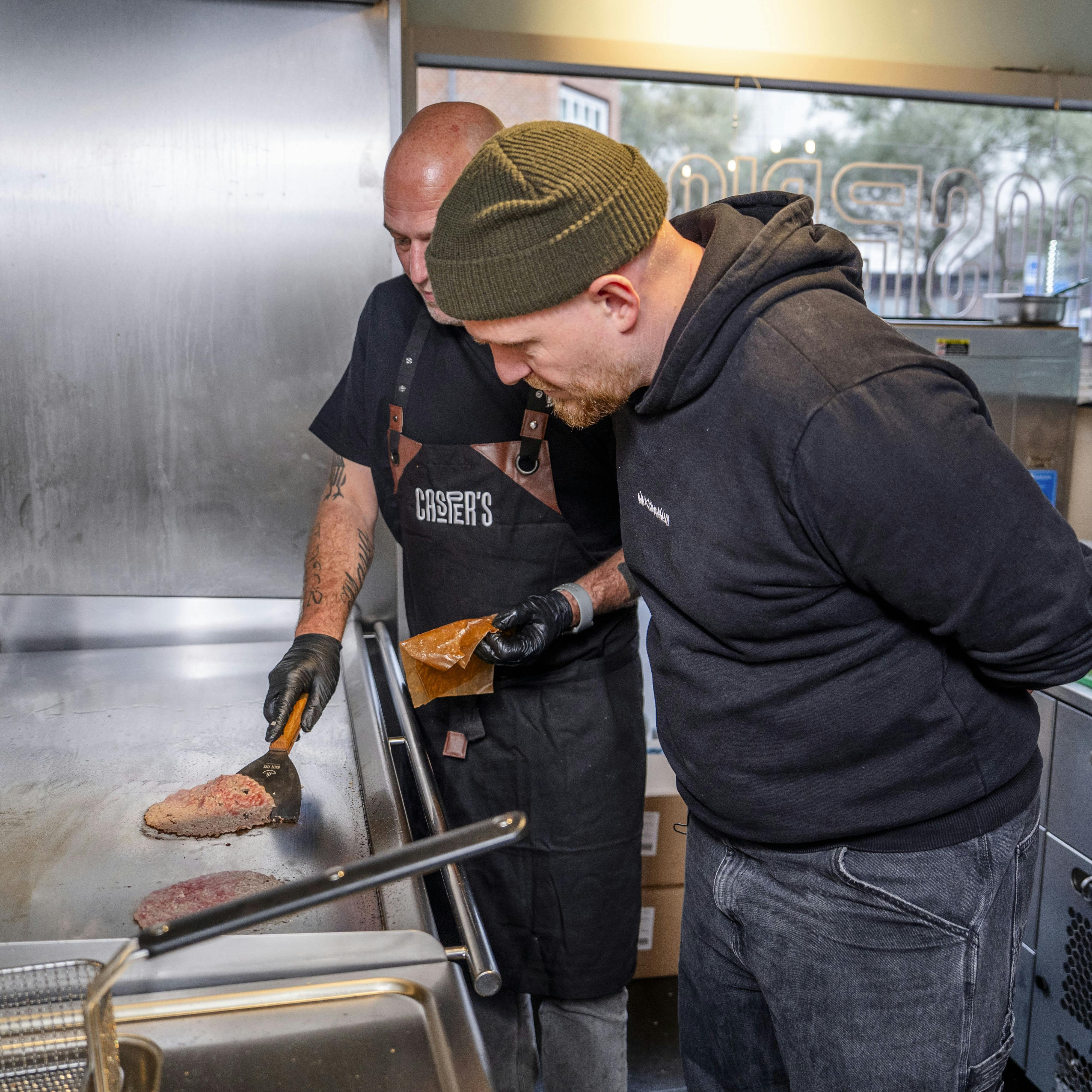 Casper Drømme har selv bestemt, hvordan burgerne og fritterne skulle smage.