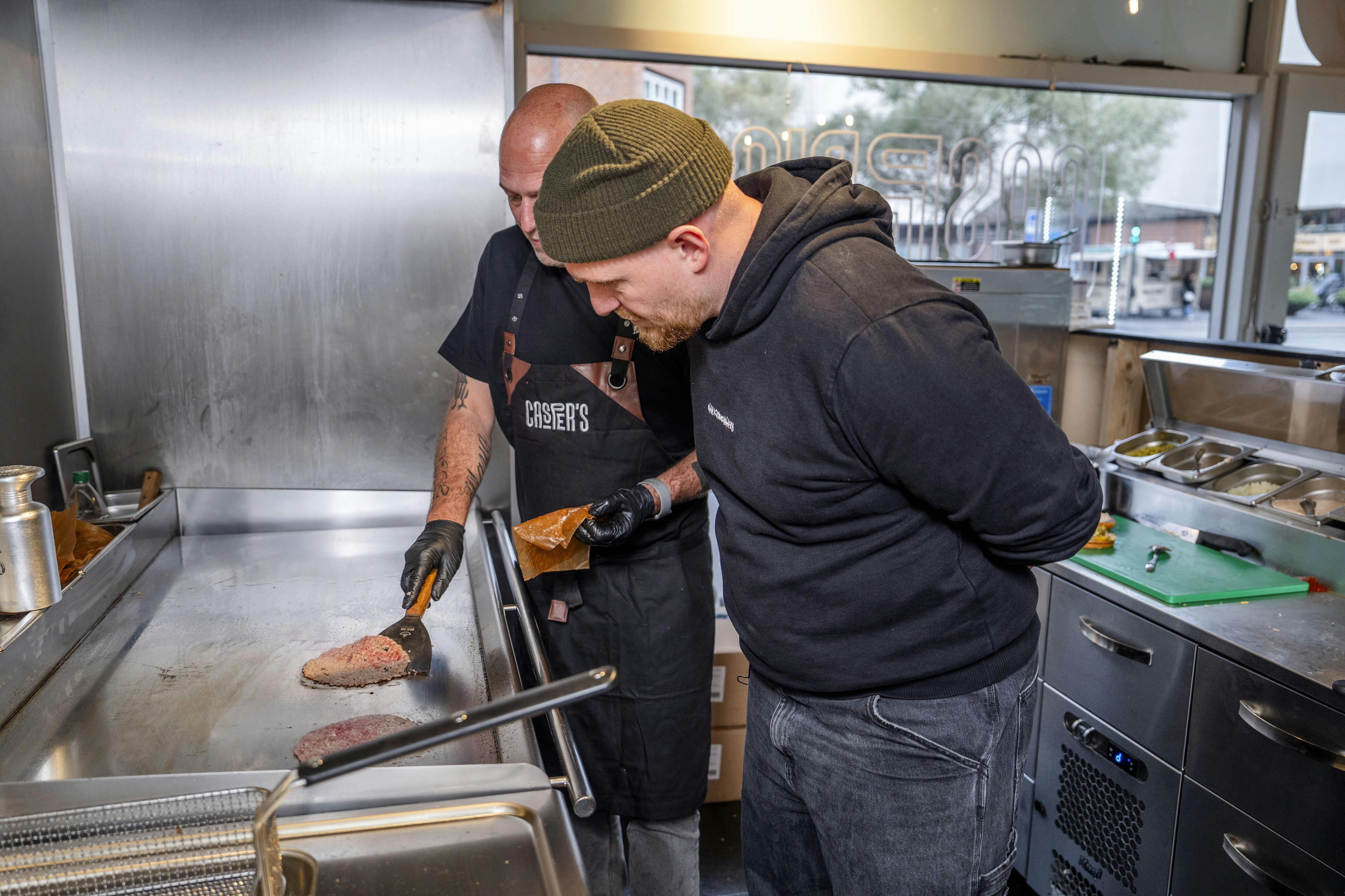 Casper Drømme har selv bestemt, hvordan burgerne og fritterne skulle smage.