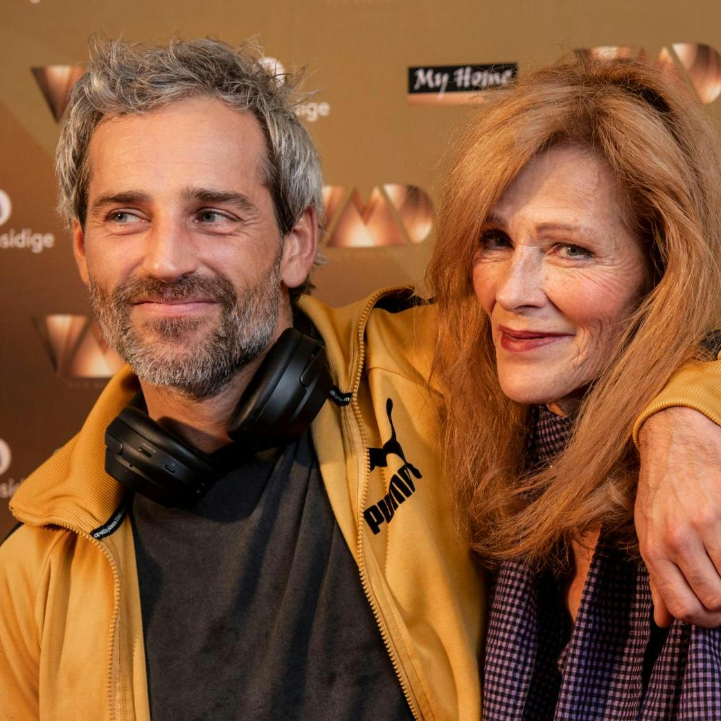 Oliver med sin mor, Suzanne Bjerrehuus.