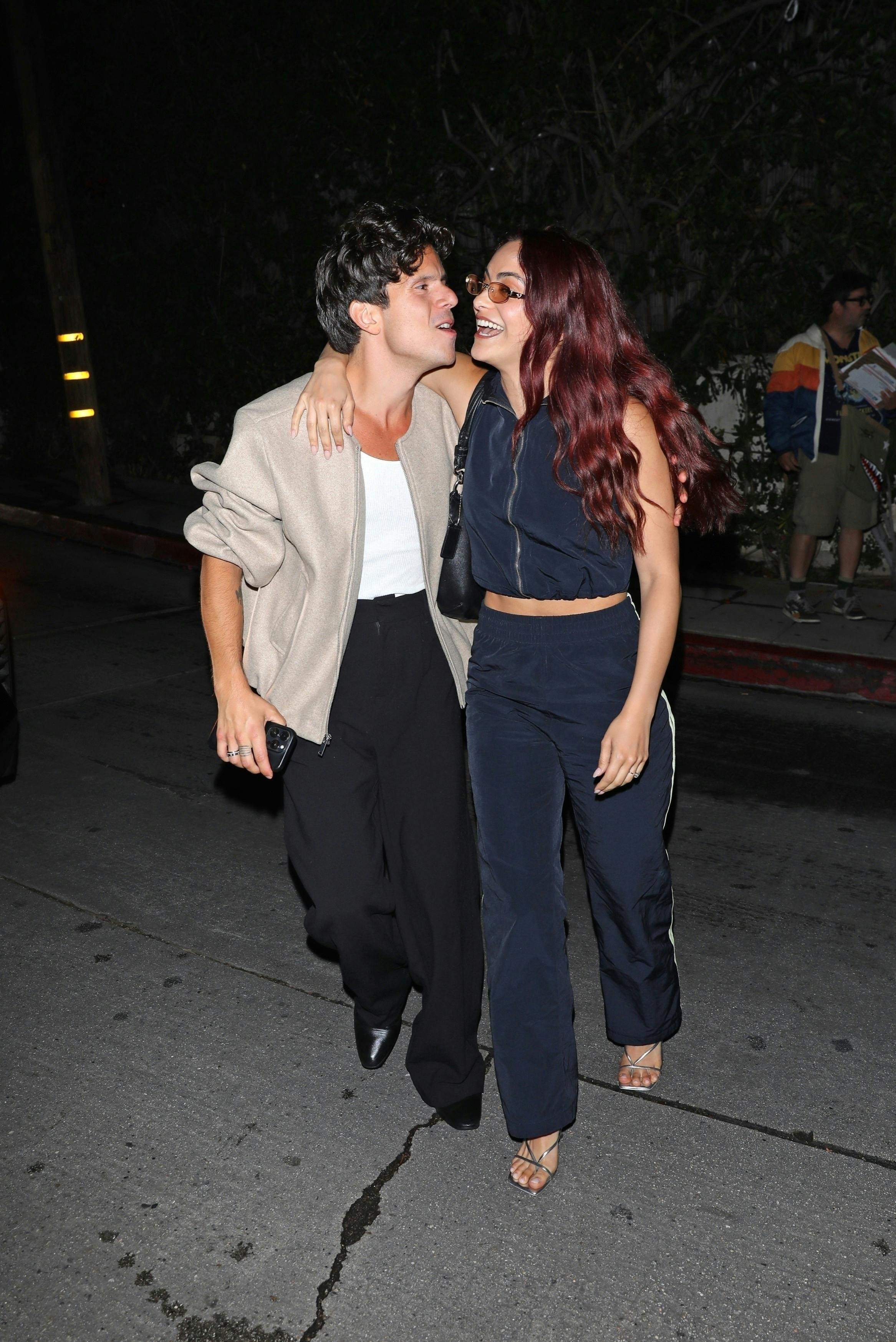 Den amerikanske skuespillerinde Camila Mendes og musikeren Rudy Mancuso blev set til Vas J. Morgans Halloweenfest med tracksuit-tema i Los Angeles.e