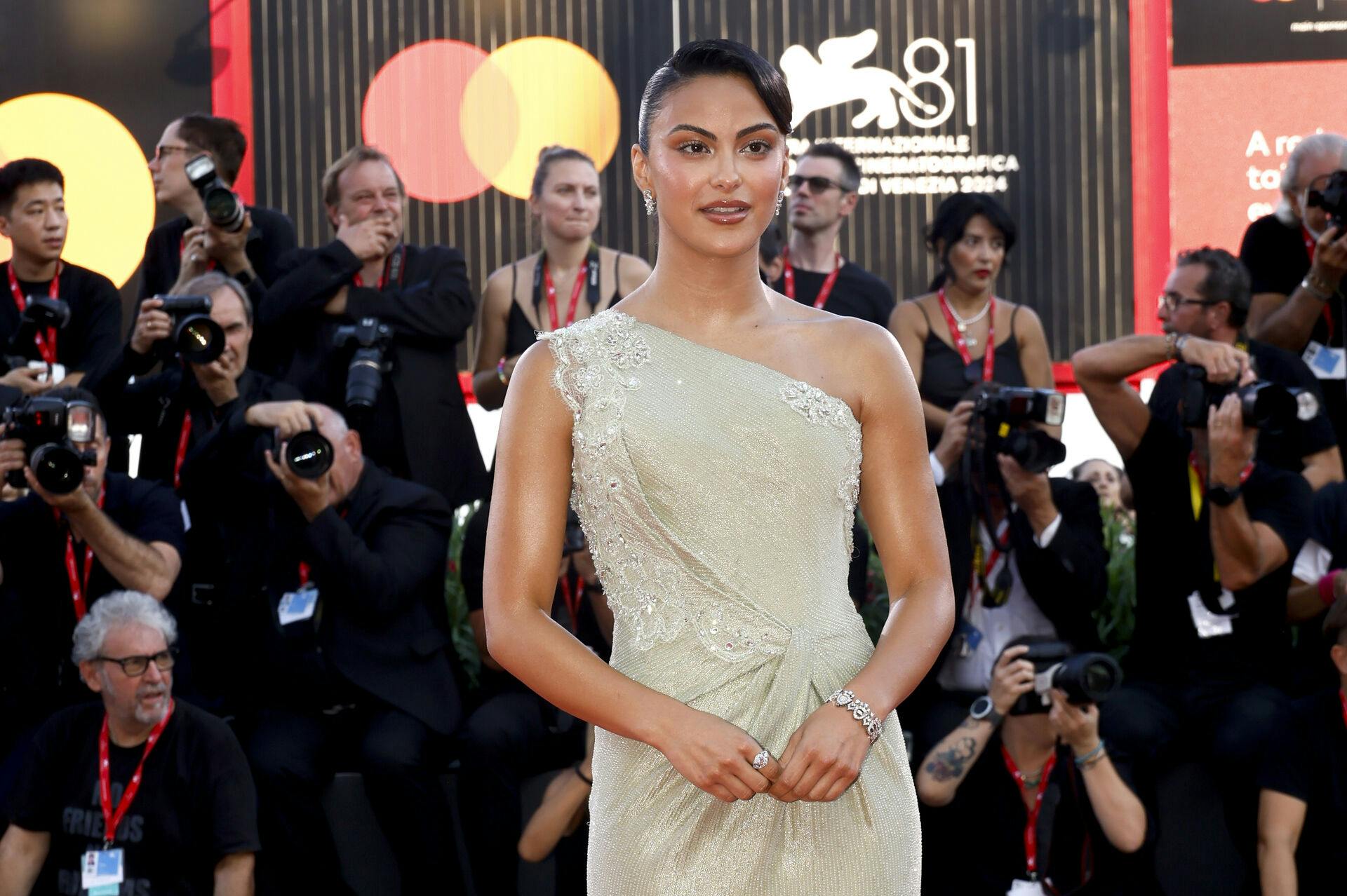 Ringer kirkeklokkerne snart for Camila Mendes?