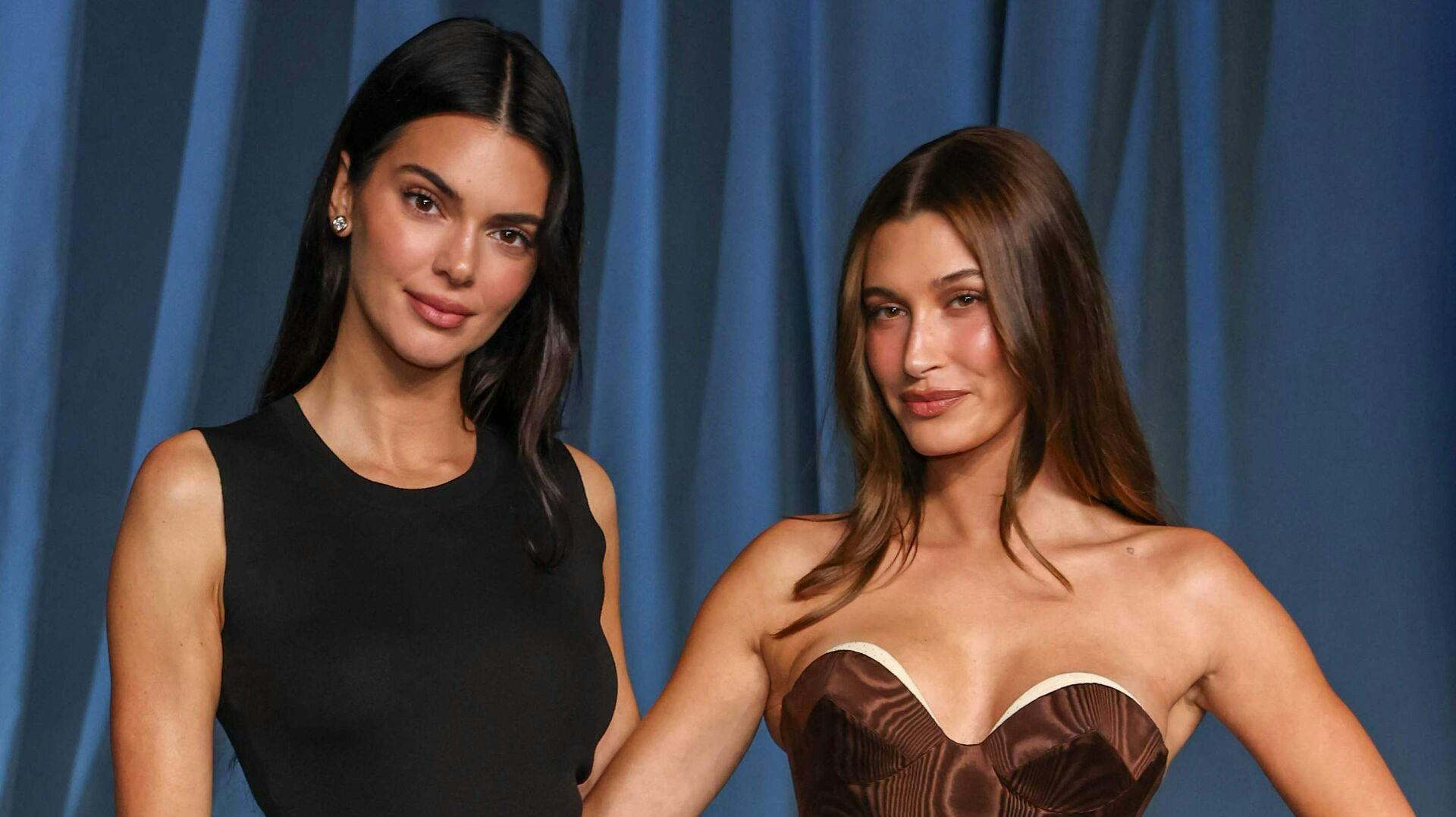 Hailey Bieber med sin kendisveninde Kendall Jenner.