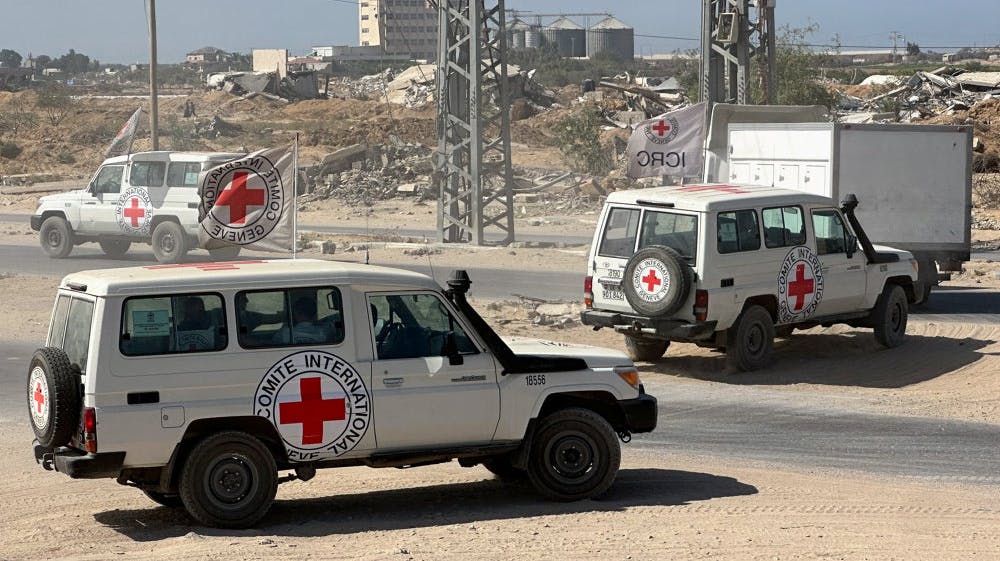 Røde Kors har tidligere ydet humanitær assistance i konflikten mellem Israel og Hamas. Tirsdag blev lig fra palæstinensere, der blev tilbageholdt under krigen og senere døde, leveret tilbage ved hjælp af lastbiler fra Røde Kors. (Arkivfoto).