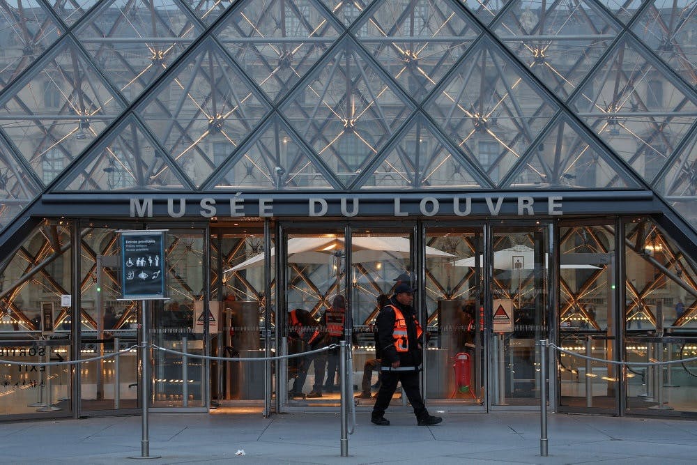 En sikkerhedsvagt kan ses patruljere foran kunstmuseet Louvre i Paris, efter at fransk politi søndag anholdt flere personer mistænkt for et røveri på museet 19. oktober. (Arkivfoto). - Foto: Abdul Saboor/Reuters