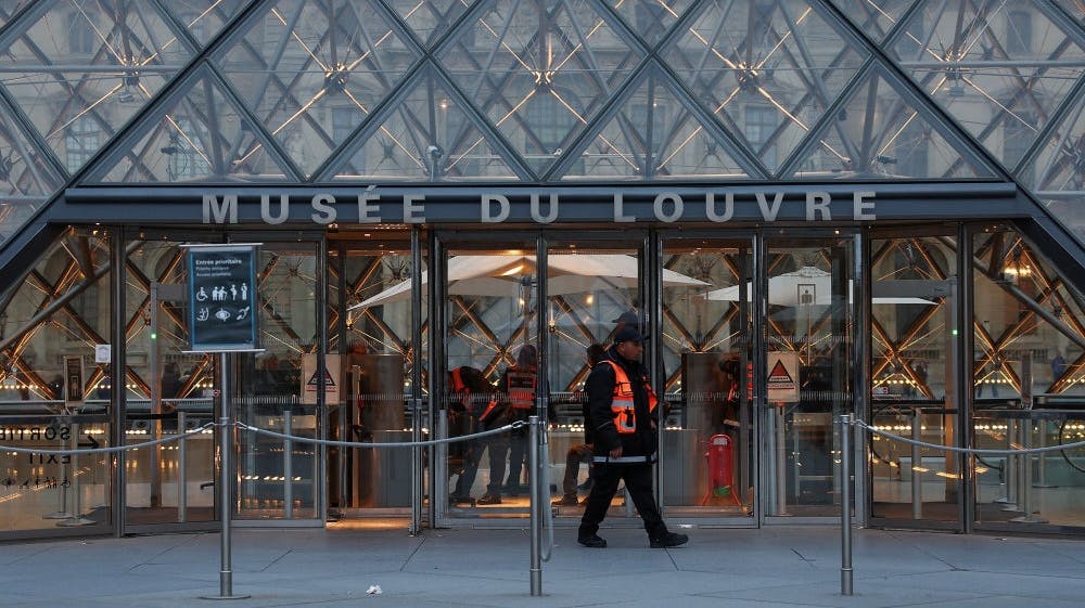 En sikkerhedsvagt kan ses patruljere foran kunstmuseet Louvre i Paris, efter at fransk politi søndag anholdt flere personer mistænkt for et røveri på museet 19. oktober. (Arkivfoto). - Foto: Abdul Saboor/Reuters