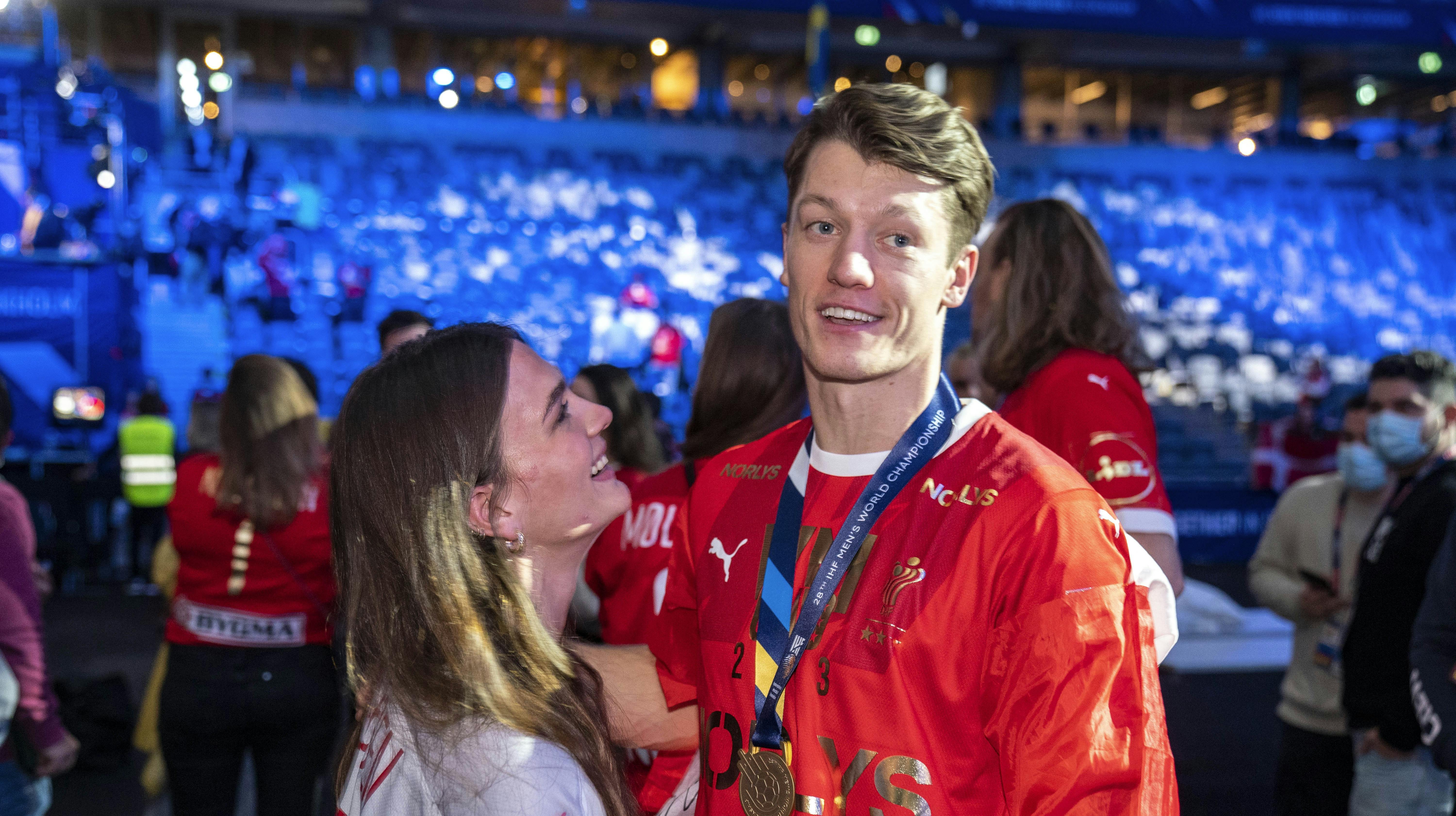 Emil Jakobsen bekræfter, at han og Helena Elver ikke er kærester.