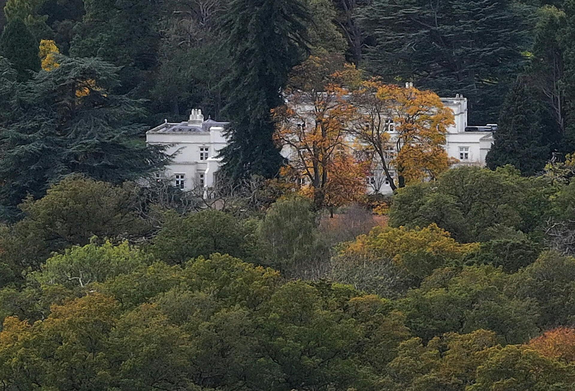 Dronebillede af Royal Lodge, som prins Andrew nu må vinke farvel til.