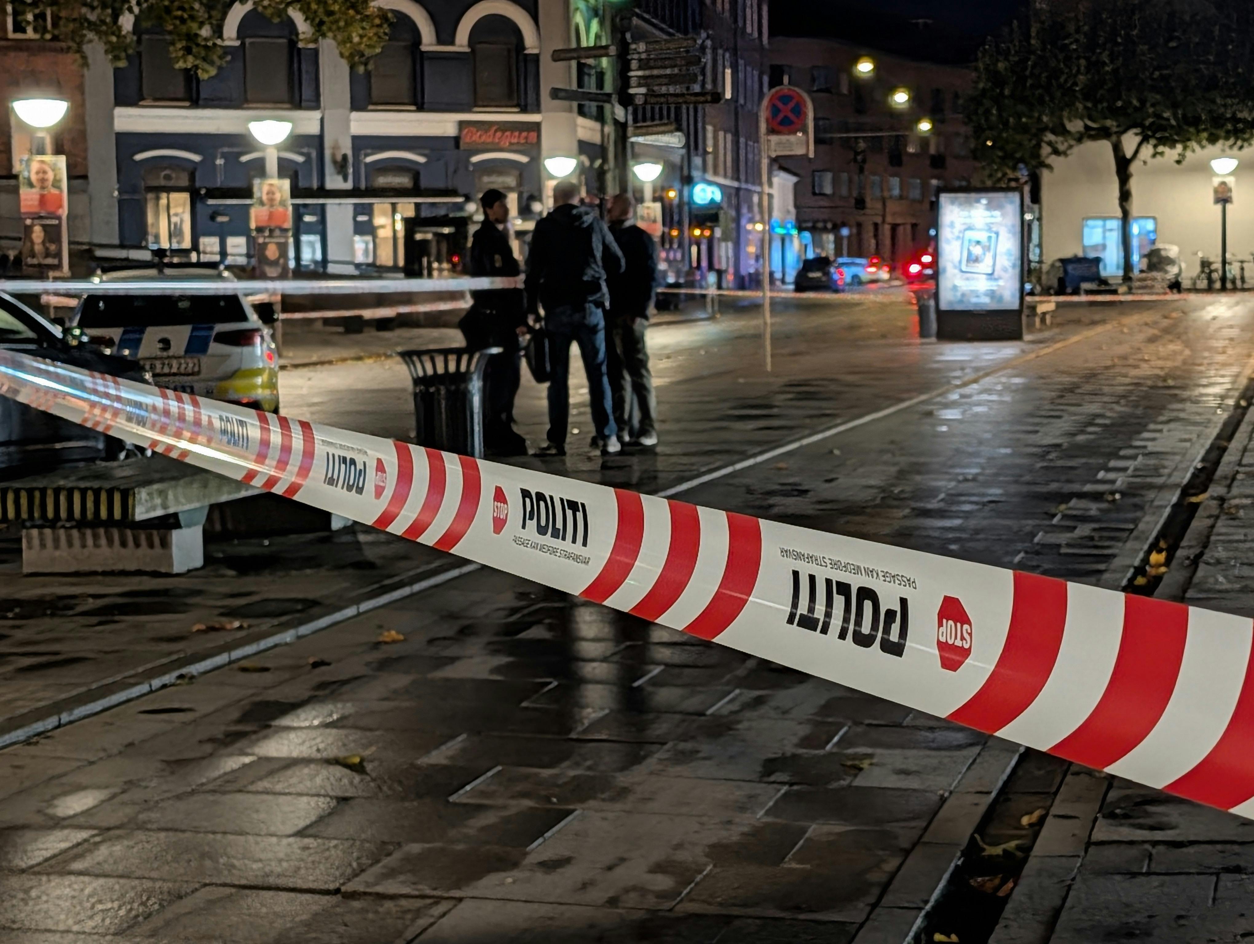Politiet afspærrede et større område i det centrale Odense, efter flere personer kom til skade søndag aften.