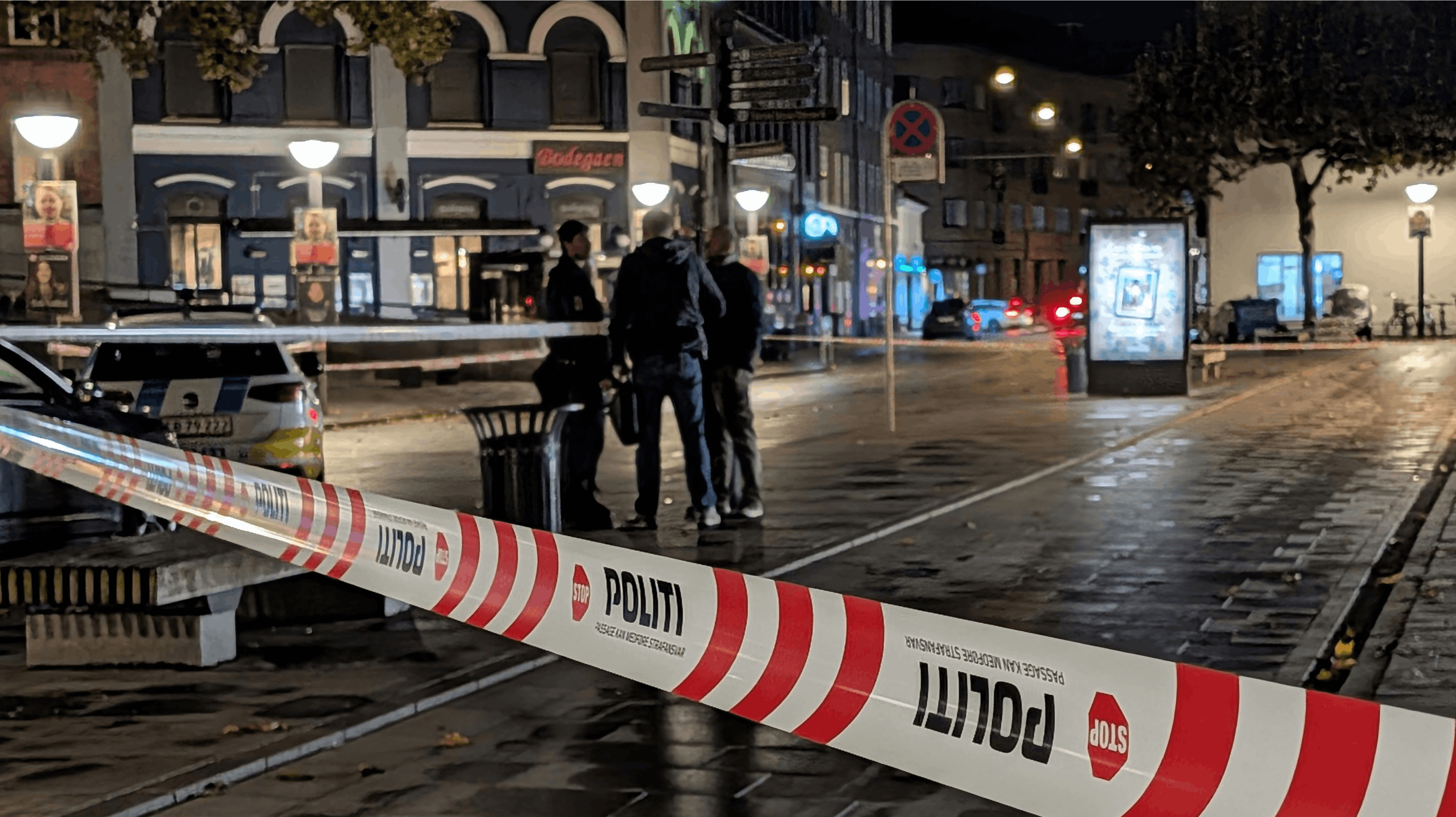 Politiet afspærrede et større område i det centrale Odense, efter flere personer kom til skade søndag aften.