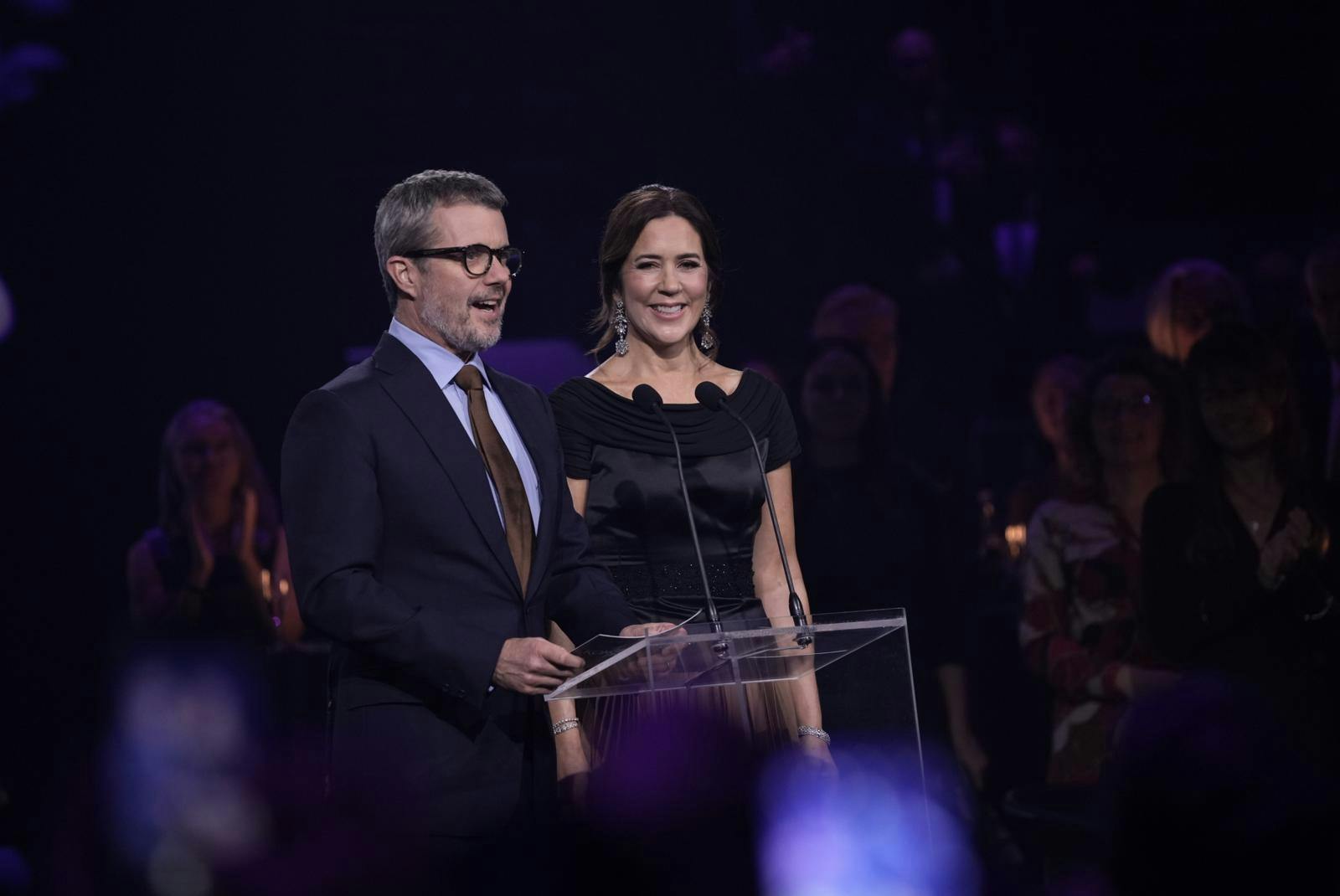 Frederik og Mary på scenen i Randers.