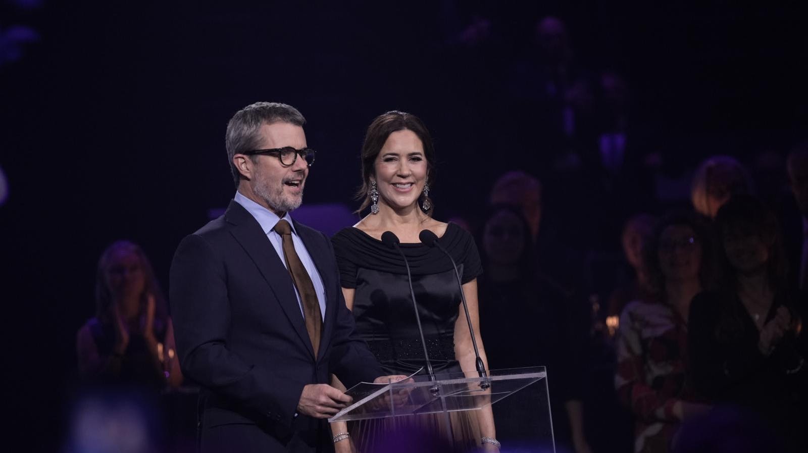 Frederik og Mary på scenen i Randers.