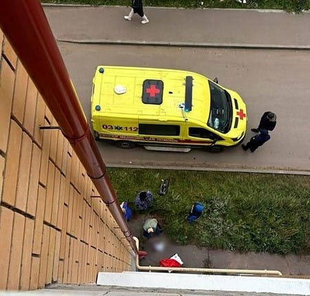 En ambulance på stedet, hvor spædbarnet blev kastet ud ad vinduet.