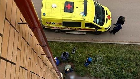 En ambulance på stedet, hvor spædbarnet blev kastet ud ad vinduet.