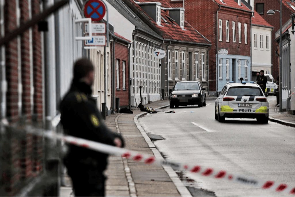 Gerningsstedet i Varde - cirka i midten af billede kan man se den rockervest, som blev efterladt på gaden efter det voldsomme opgør.