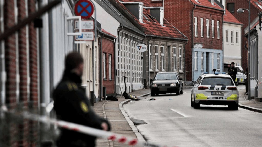 Gerningsstedet i Varde - cirka i midten af billede kan man se den rockervest, som blev efterladt på gaden efter det voldsomme opgør.