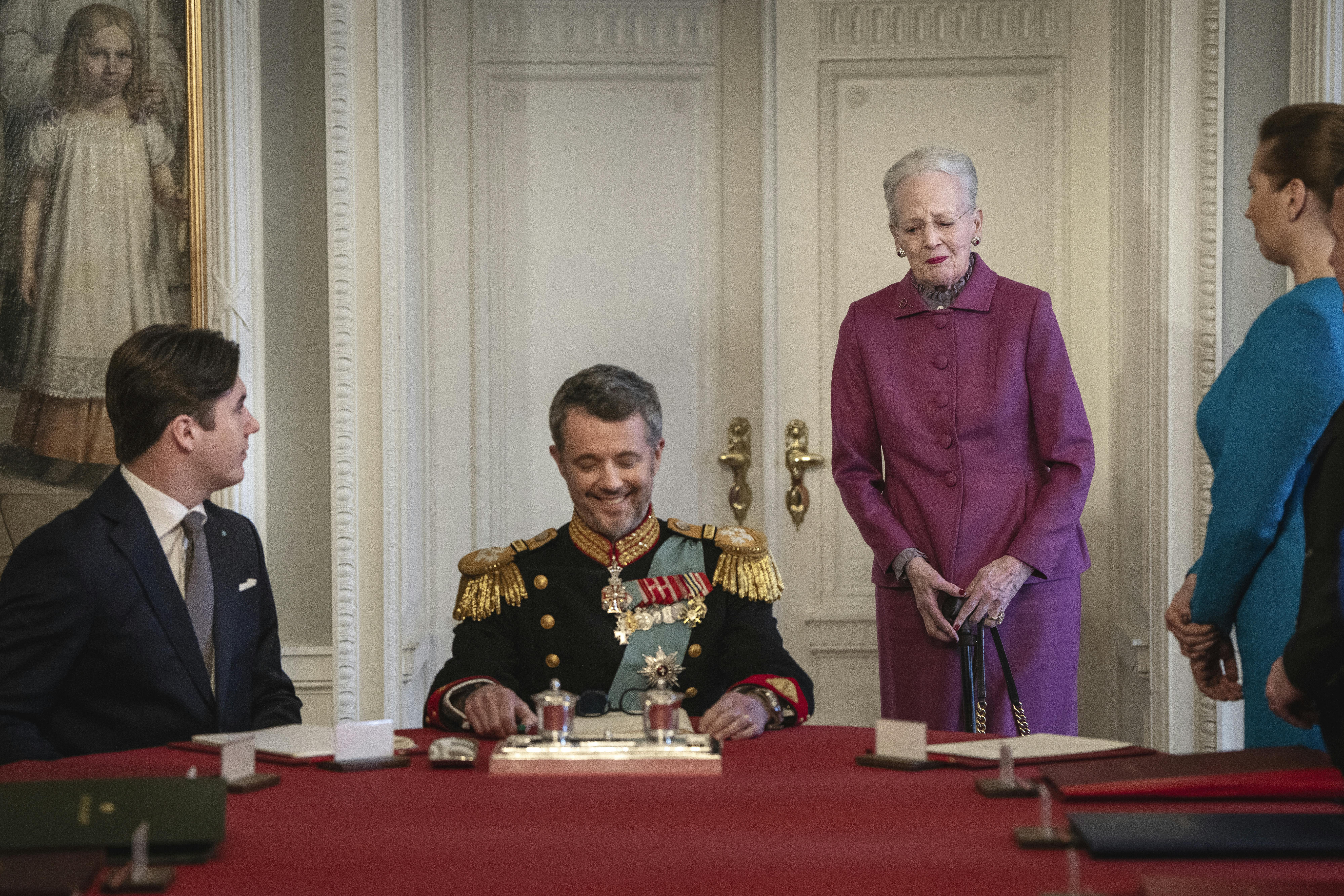 Dronning Margrethe forlader mødet i Statsrådet og overlader pladsen for bordenden til kong Frederik X.