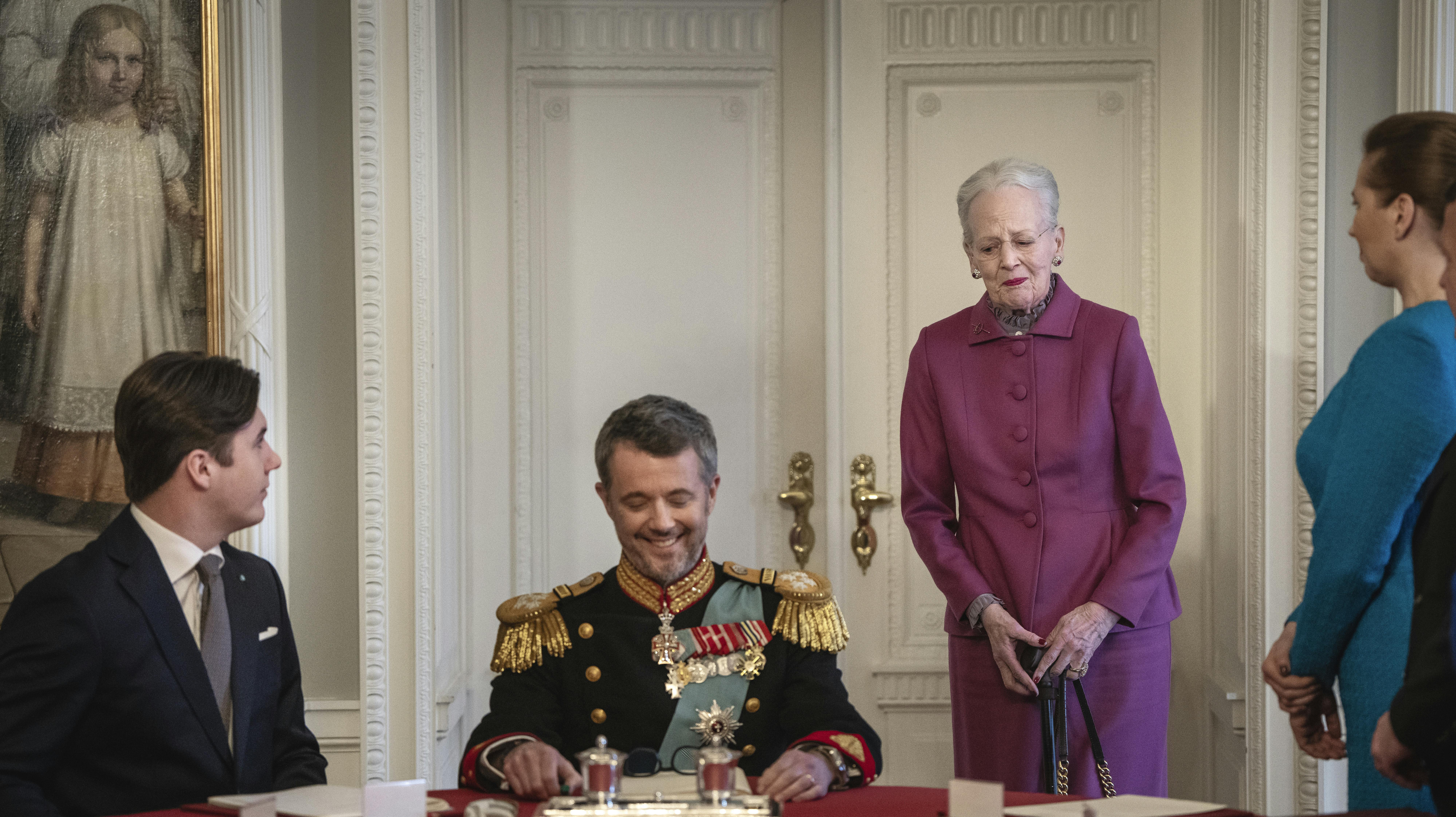 Dronning Margrethe forlader mødet i Statsrådet og overlader pladsen for bordenden til kong Frederik X.