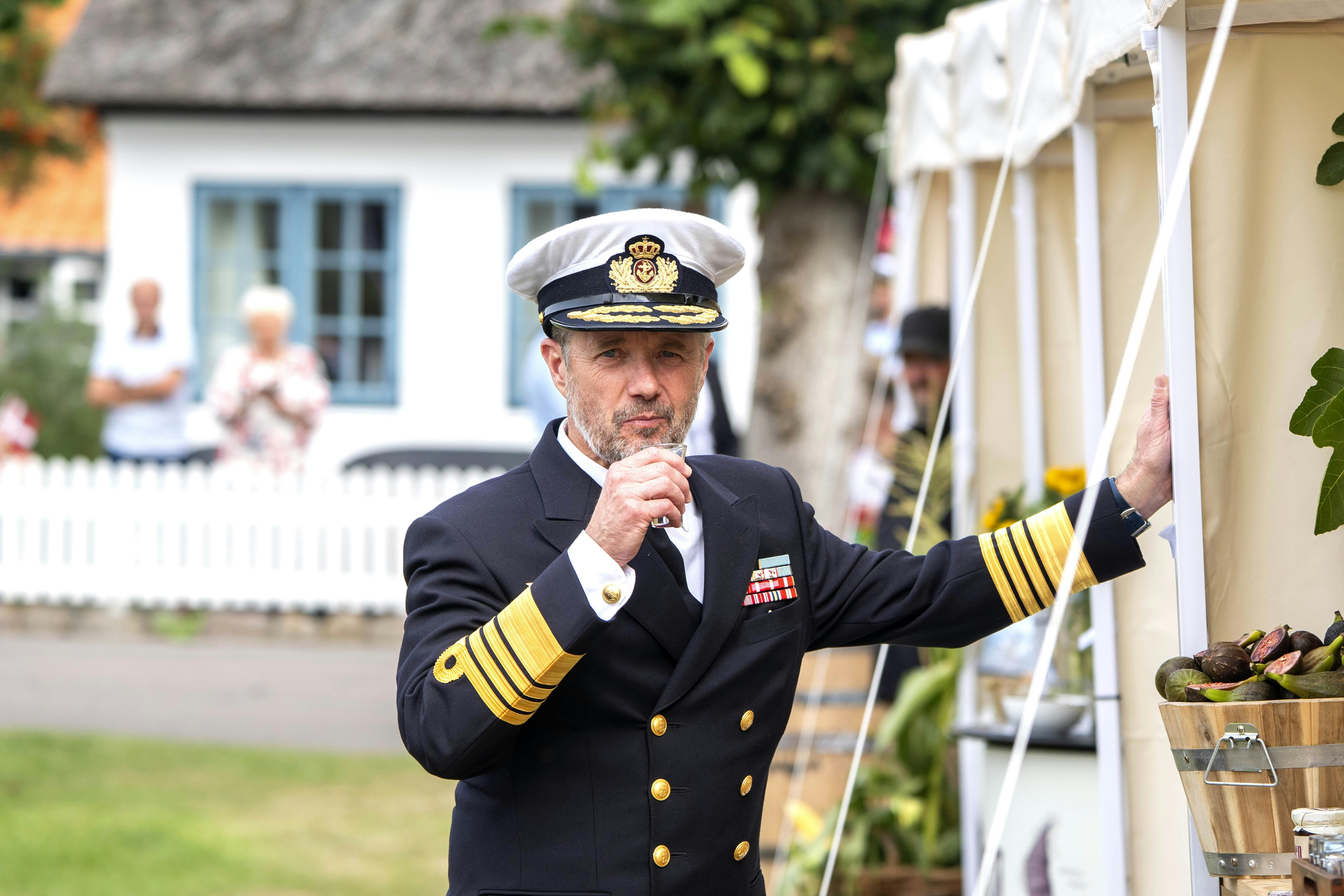 Kong Frederik drikker et glas juice