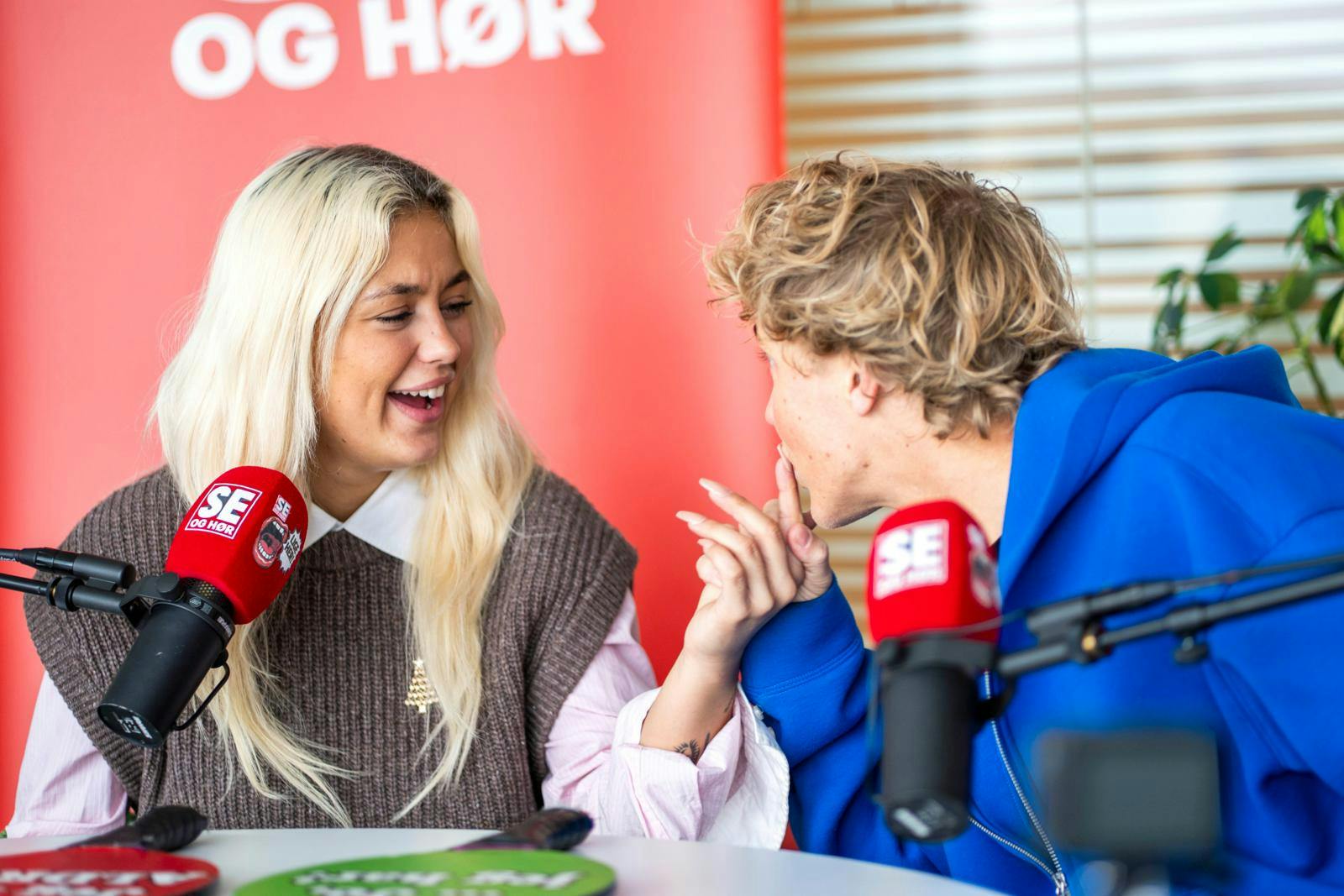 Realityparret Liv Madsen og Nicolaj Rosé viser både kærlighed og kemi i studiet, men når snakken falder på OnlyFans, er de ikke helt samme bølgelængde.