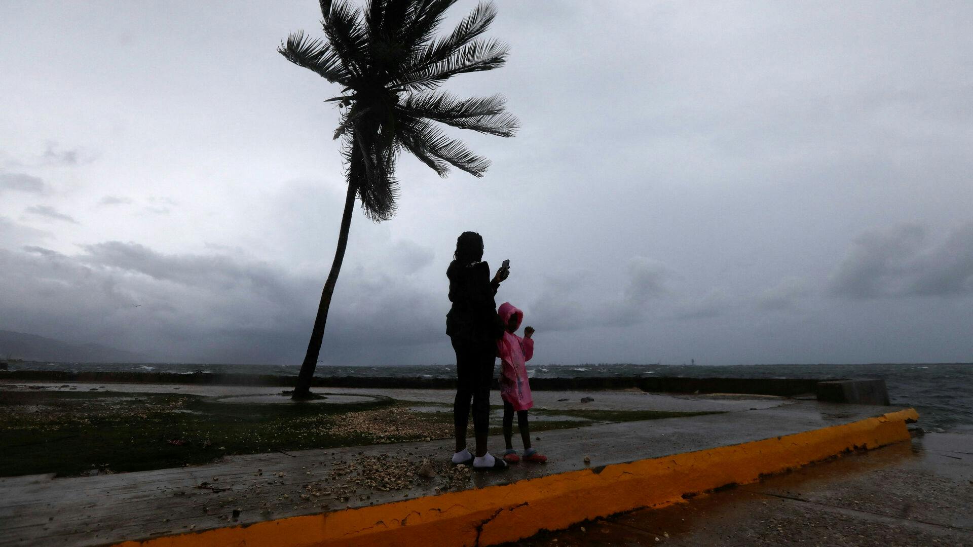 Orkanen Melissa ventes at ramme Jamaica tirsdag.