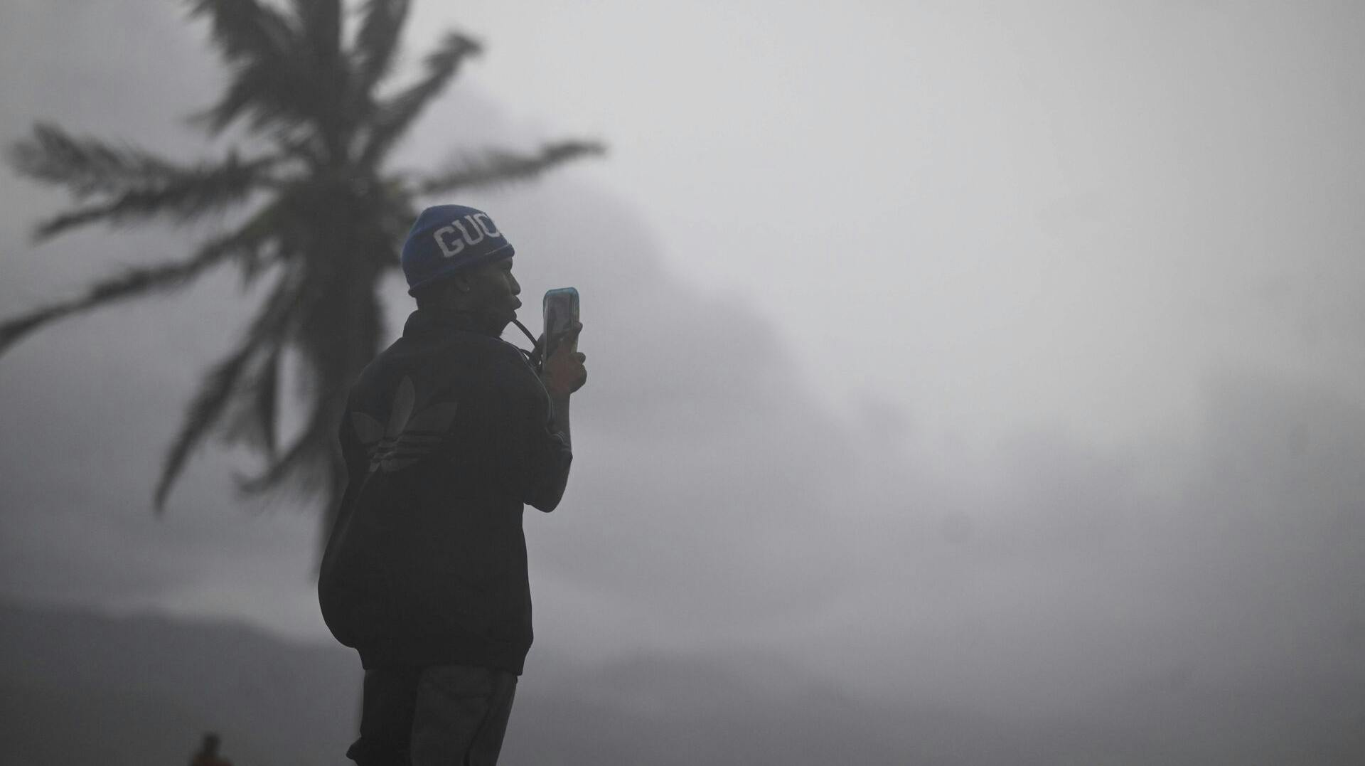 Kategori 5-orkanen Melissa har allerede nået Jamacias kyst, men endnu har østaten de kraftigste vindstød til gode.