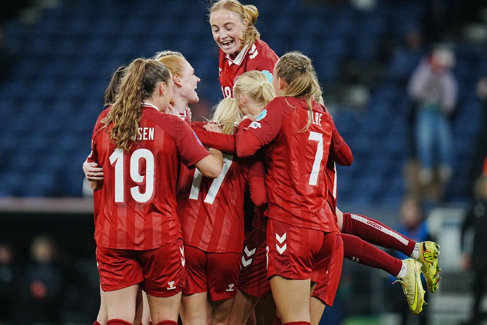 De danske spillere kastede sig over Kathrine Kühl, der åbnede scoringen 17 minutter før tid.