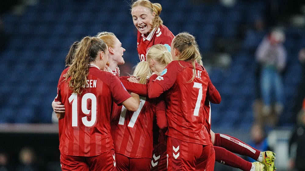 De danske spillere kastede sig over Kathrine Kühl, der åbnede scoringen 17 minutter før tid.