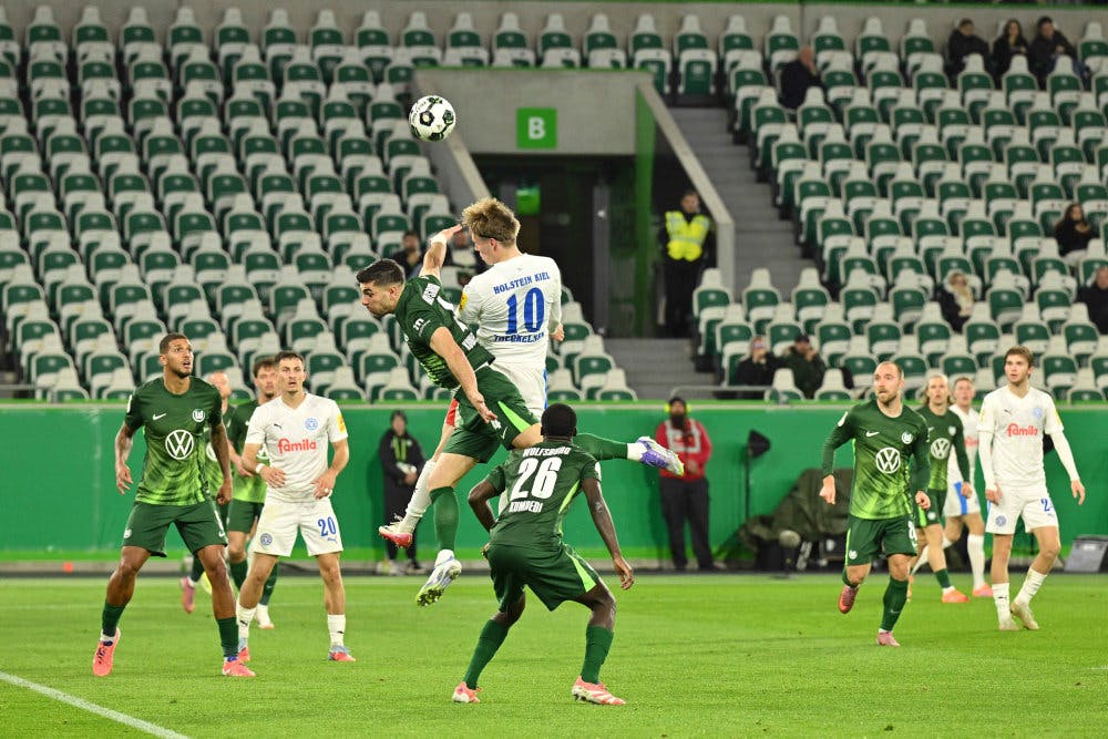 Christian Eriksen (i grøn trøje til højre) og holdkammeraterne i Wolfsburg er færdige i den tyske pokalturnering.&nbsp;