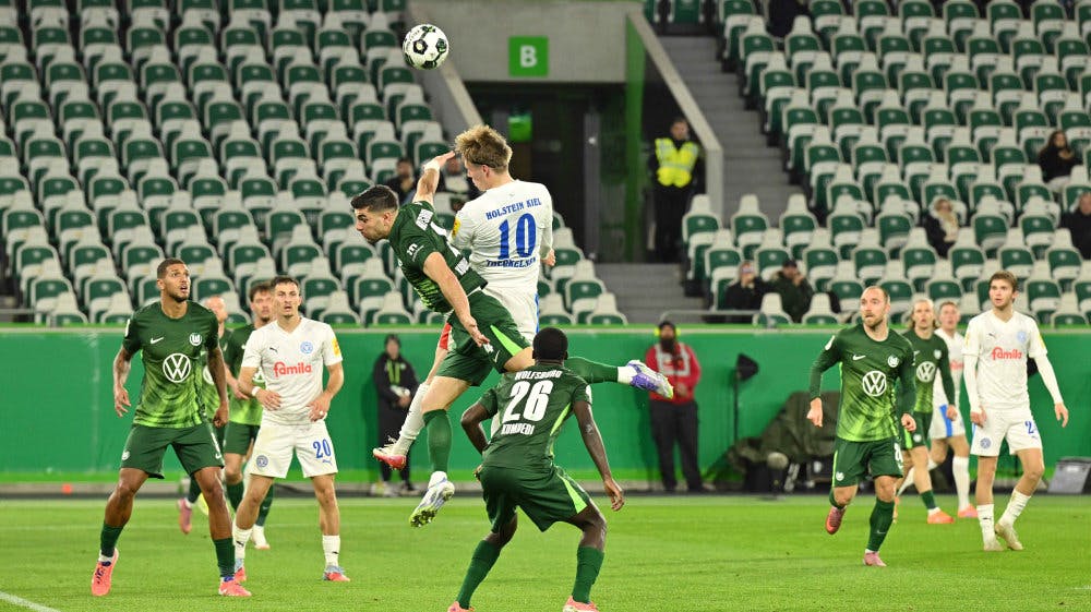 Christian Eriksen (i grøn trøje til højre) og holdkammeraterne i Wolfsburg er færdige i den tyske pokalturnering. 