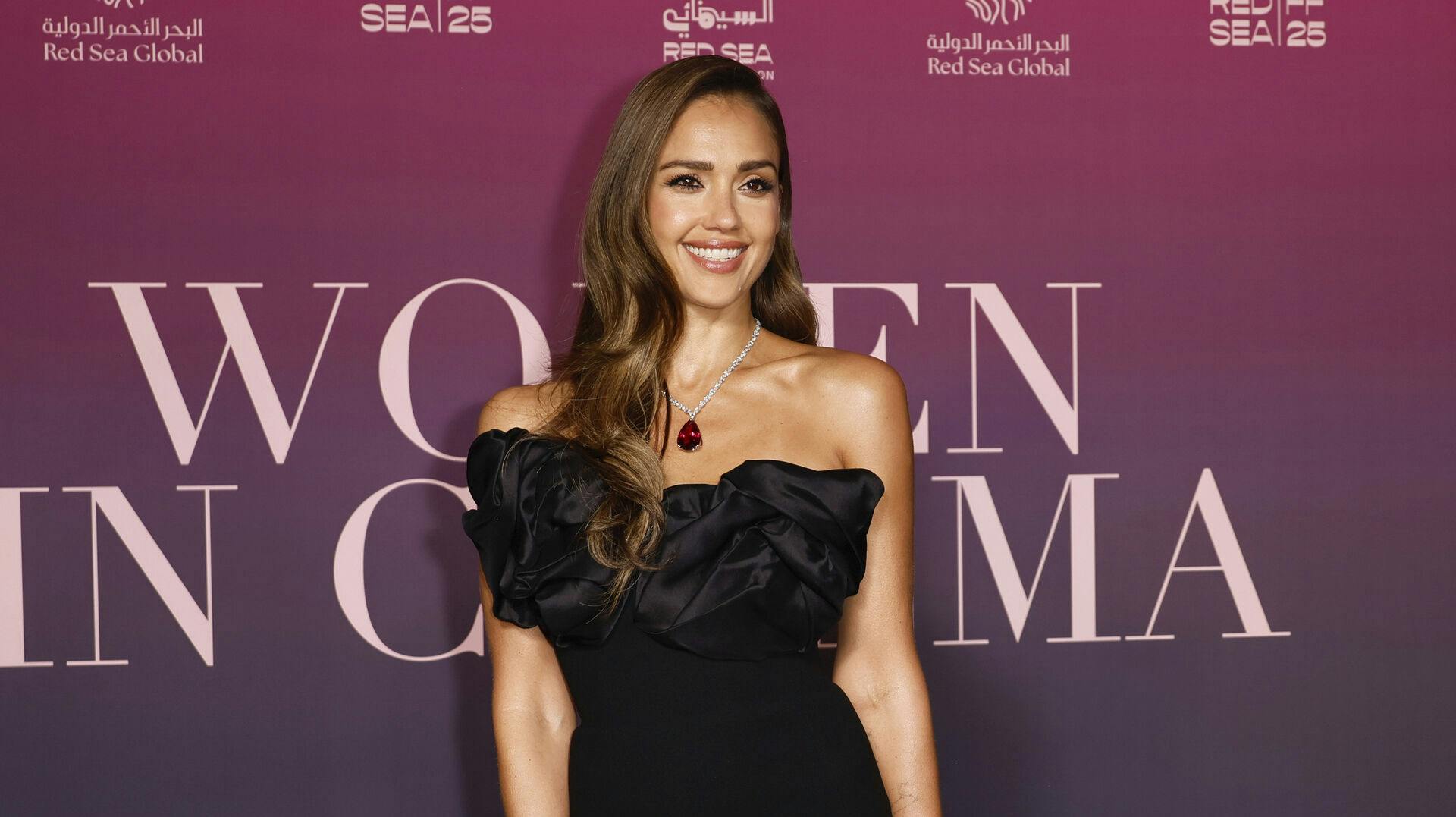 Jessica Alba nyder i disse dage en kærlighedsferie med sin nye flamme.