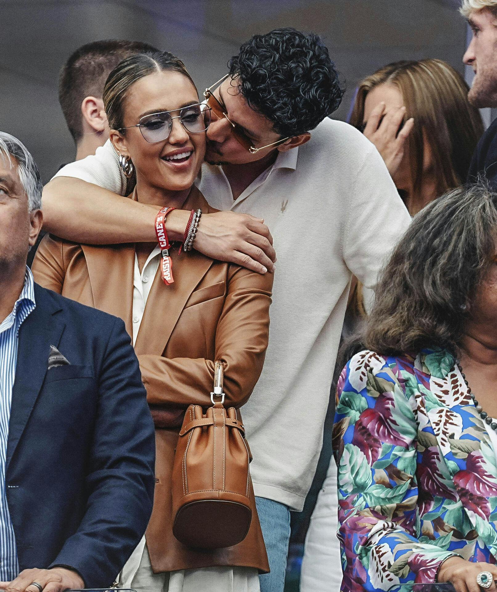 Jessica Alba og Danny Ramirez finalen i mændenes single ved US Open Tennis Championships.