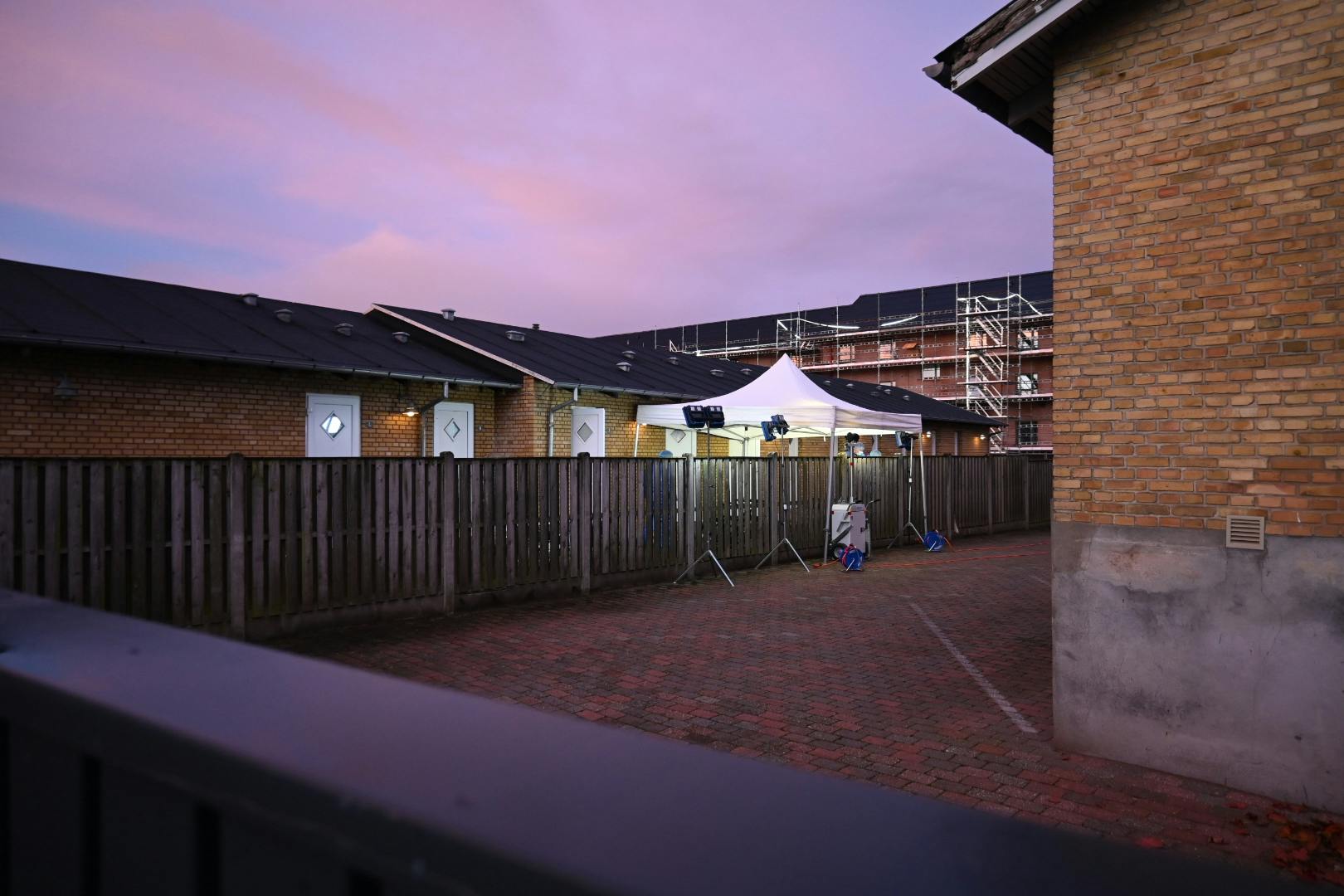 Politiet har sat en pavilion op på gerningsstedet, hvor de tirsdag morgen fortsat er i gang med at undersøge stedet.&nbsp;