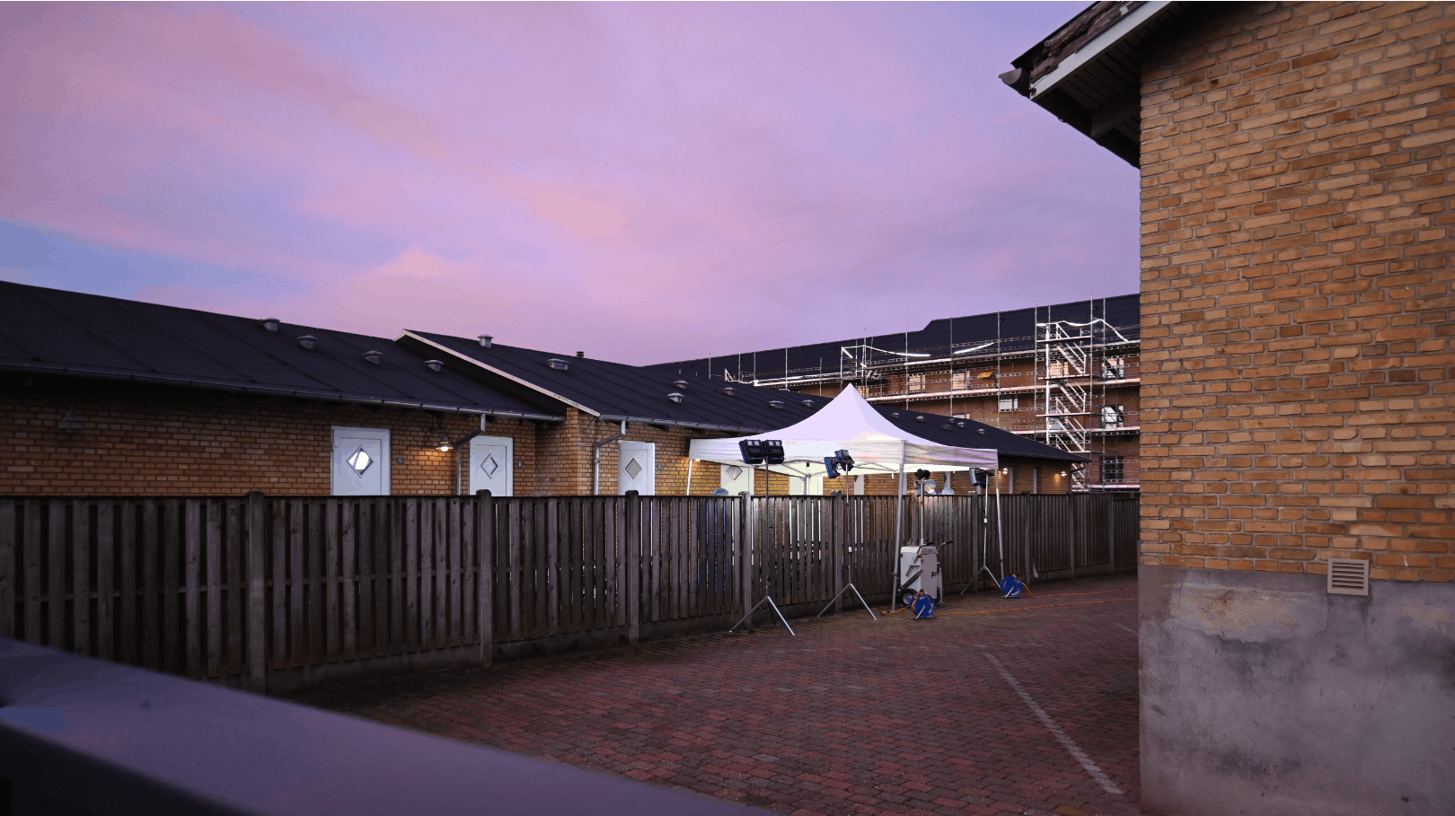Politiet har sat en pavilion op på gerningsstedet, hvor de tirsdag morgen fortsat er i gang med at undersøge stedet. 