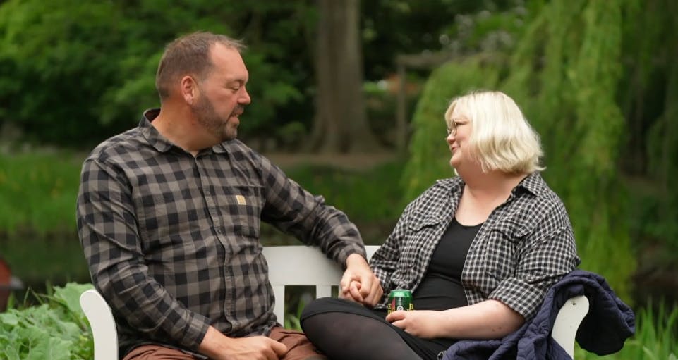 - Du skal vide, jeg holder rigtig meget af dig, siger Kasper kort inden, han sender Sofie hjem fra "Landmand søger kærlighed".