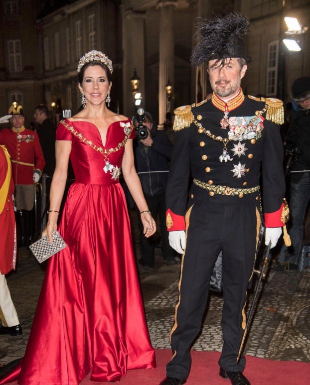 Dronning Mary bar også den røde kjole i 2018.