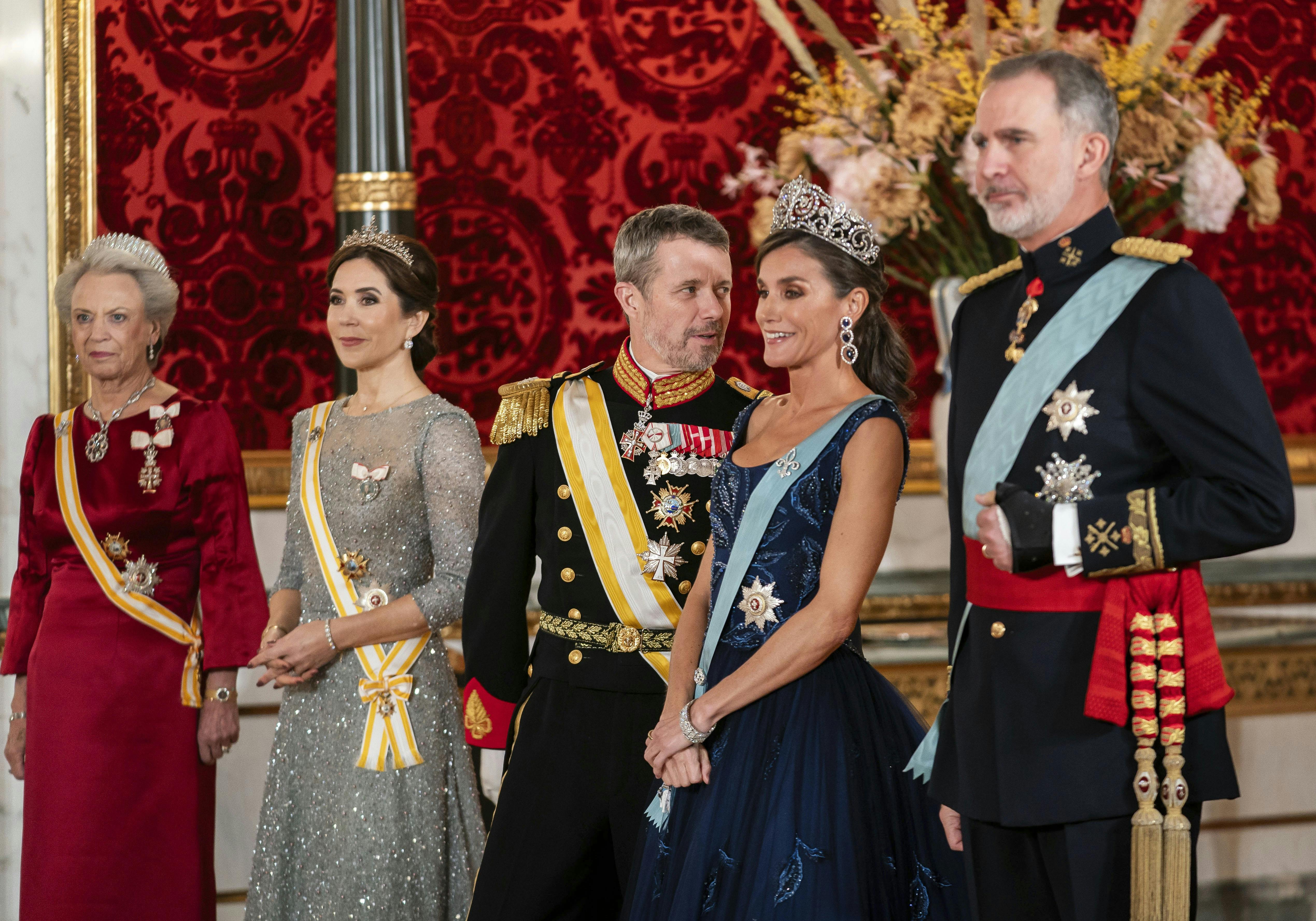 Daværende kronprins Frederik og kronprinsesse Mary sammen med det spanske kongepar, Letizia og Felipe.