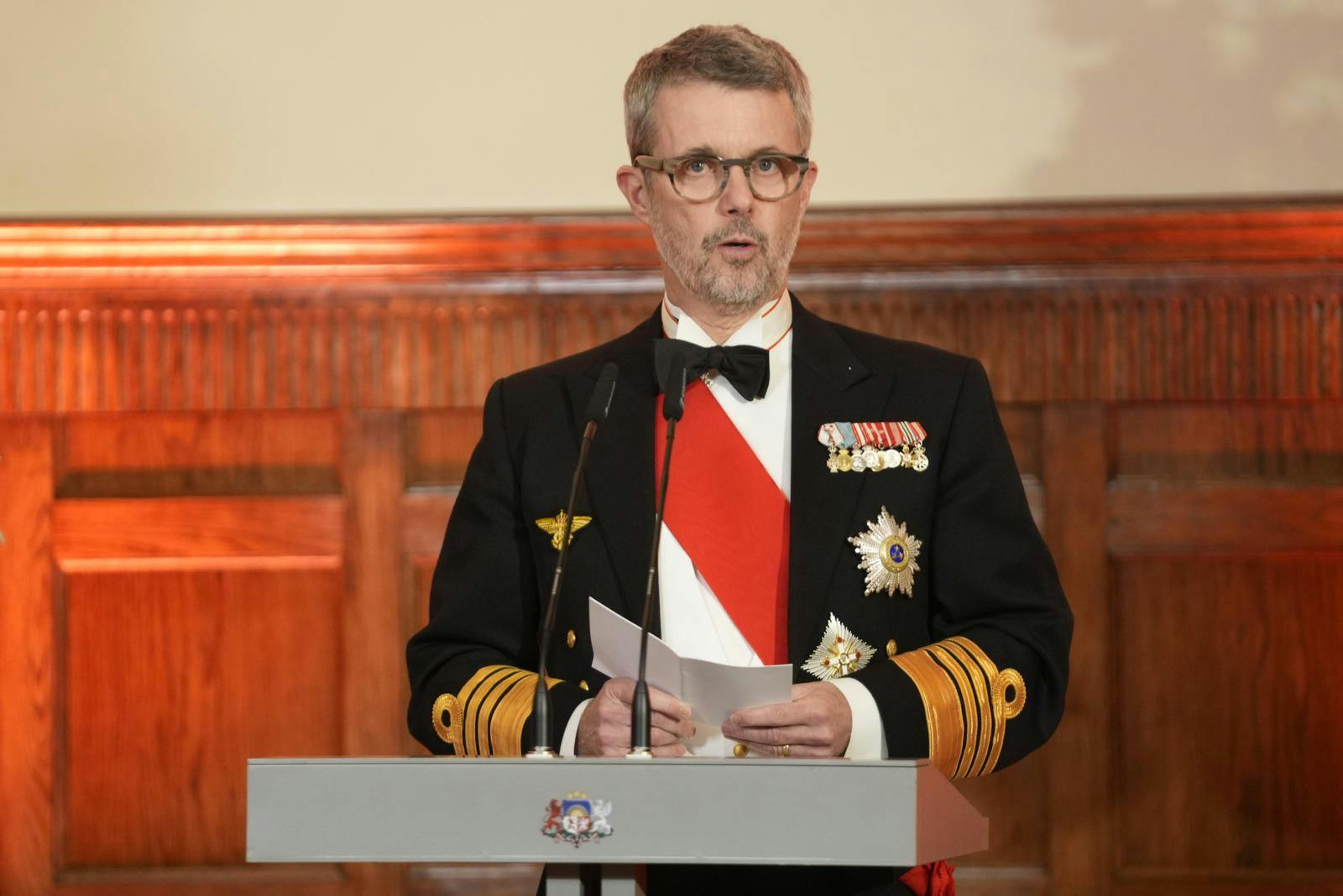 Både letter og danskere har noget på spil, siger kong Frederik i tale i Letland.