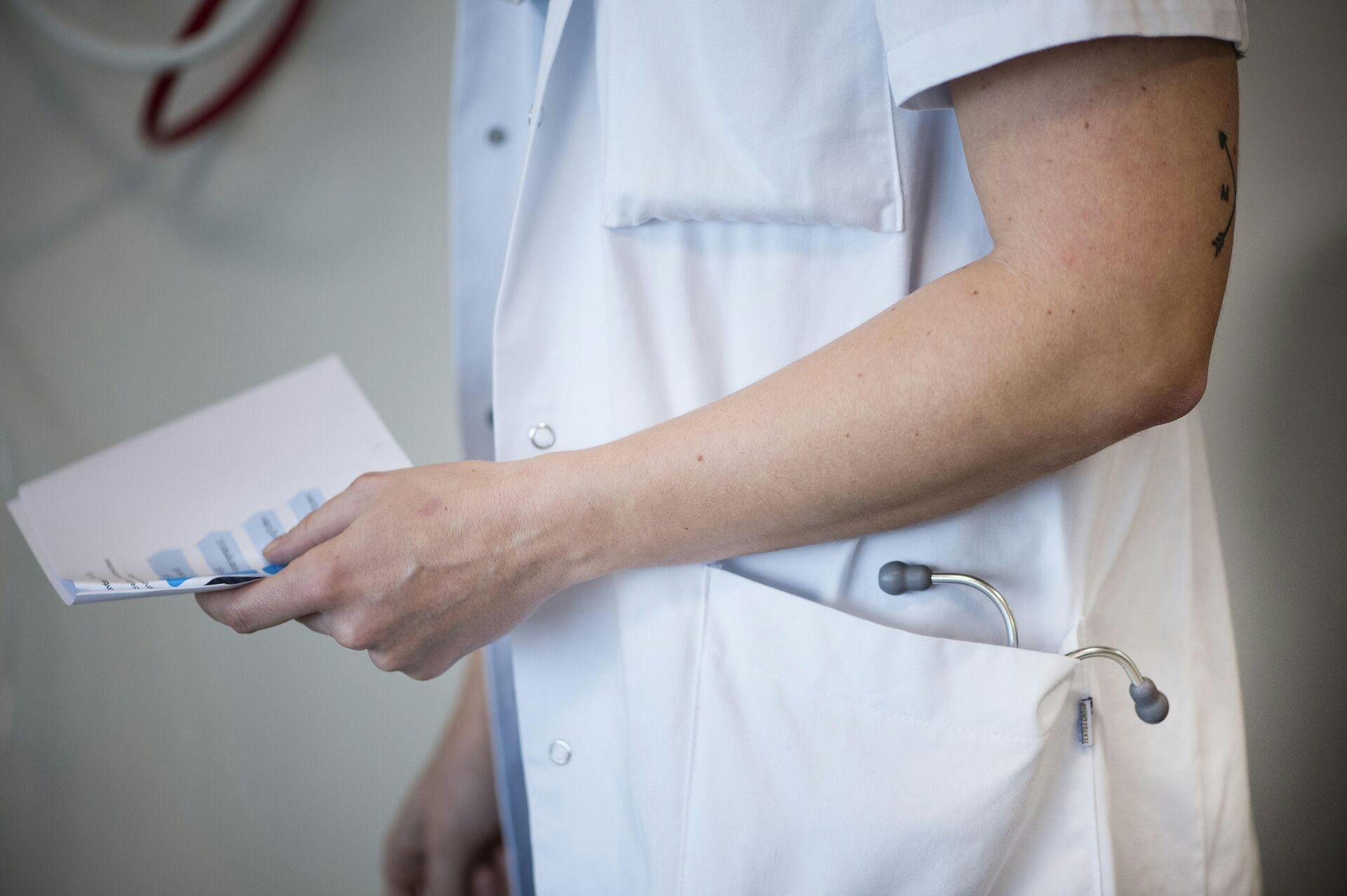 Plejepersonale på covid-19 afsnit undervises i iltbehandling på Svendborg Sygehus torsdag den 14. januar 2021 Underviser Hanne Svenningsen, Sygeplejerske Camilla Køhler Østergaard, Læge Kathrine Moriat og Læge Kristoffer K. Brockhattingen. (Foto: Tim Kildeborg Jensen/Ritzau Scanpix)