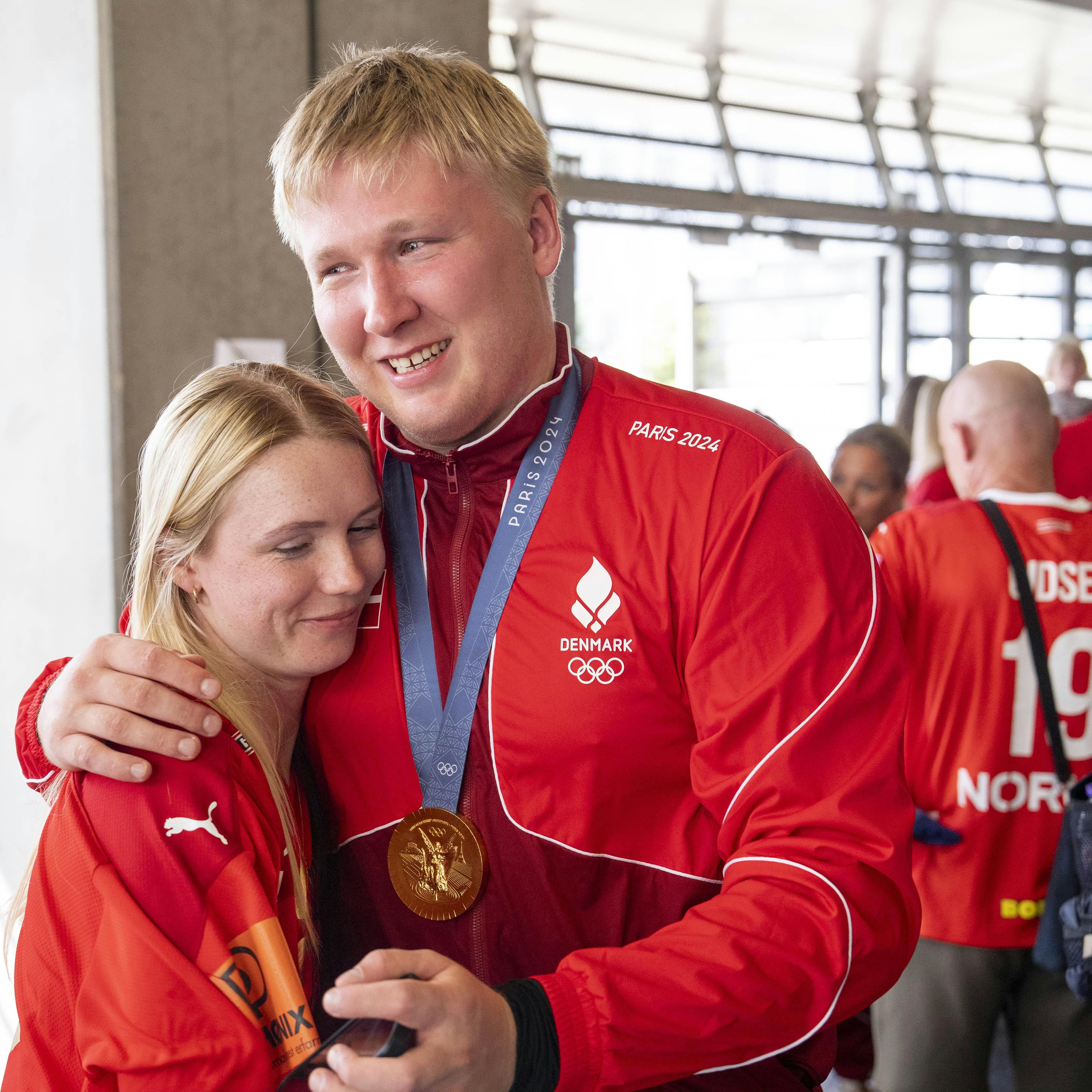 I juli blev Emil Nielsen og Sara Maj Norsgaard Thomsen forlovet. Parret har dog ikke travlt med at få sat en bryllupsdato i kalenderen.