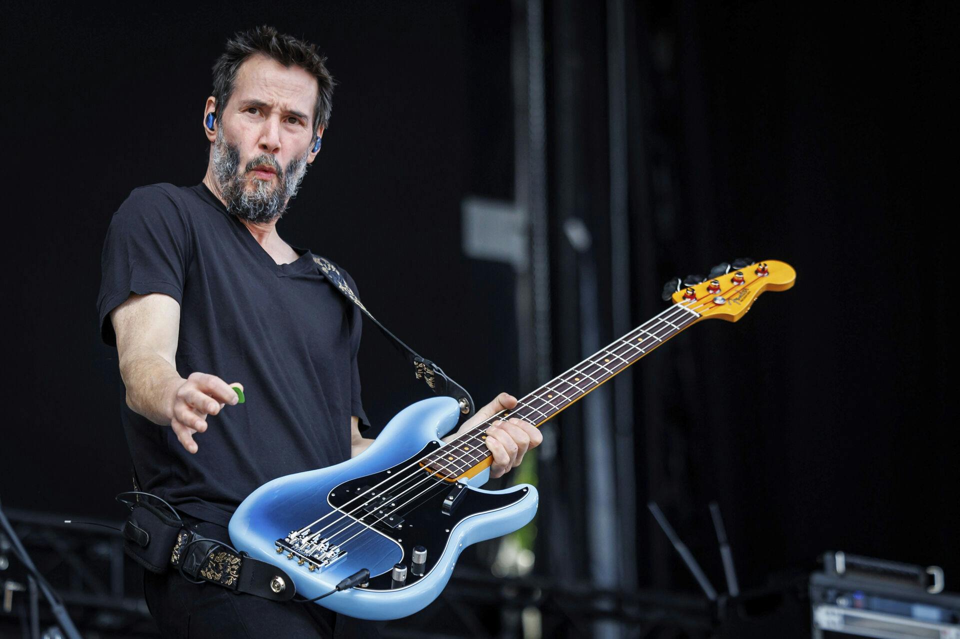 Keanu Reeves har spillet bas i et rockband i årevis.