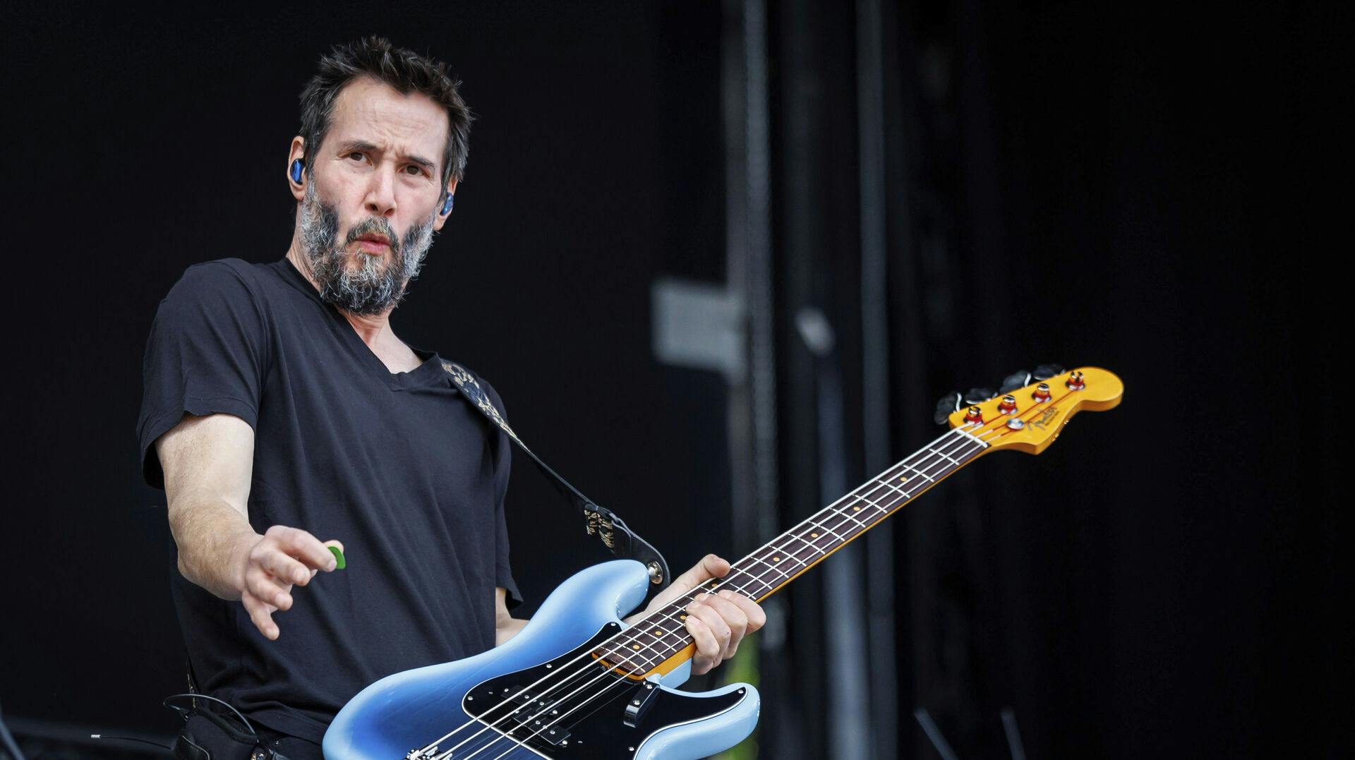 Keanu Reeves har spillet bas i et rockband i årevis.