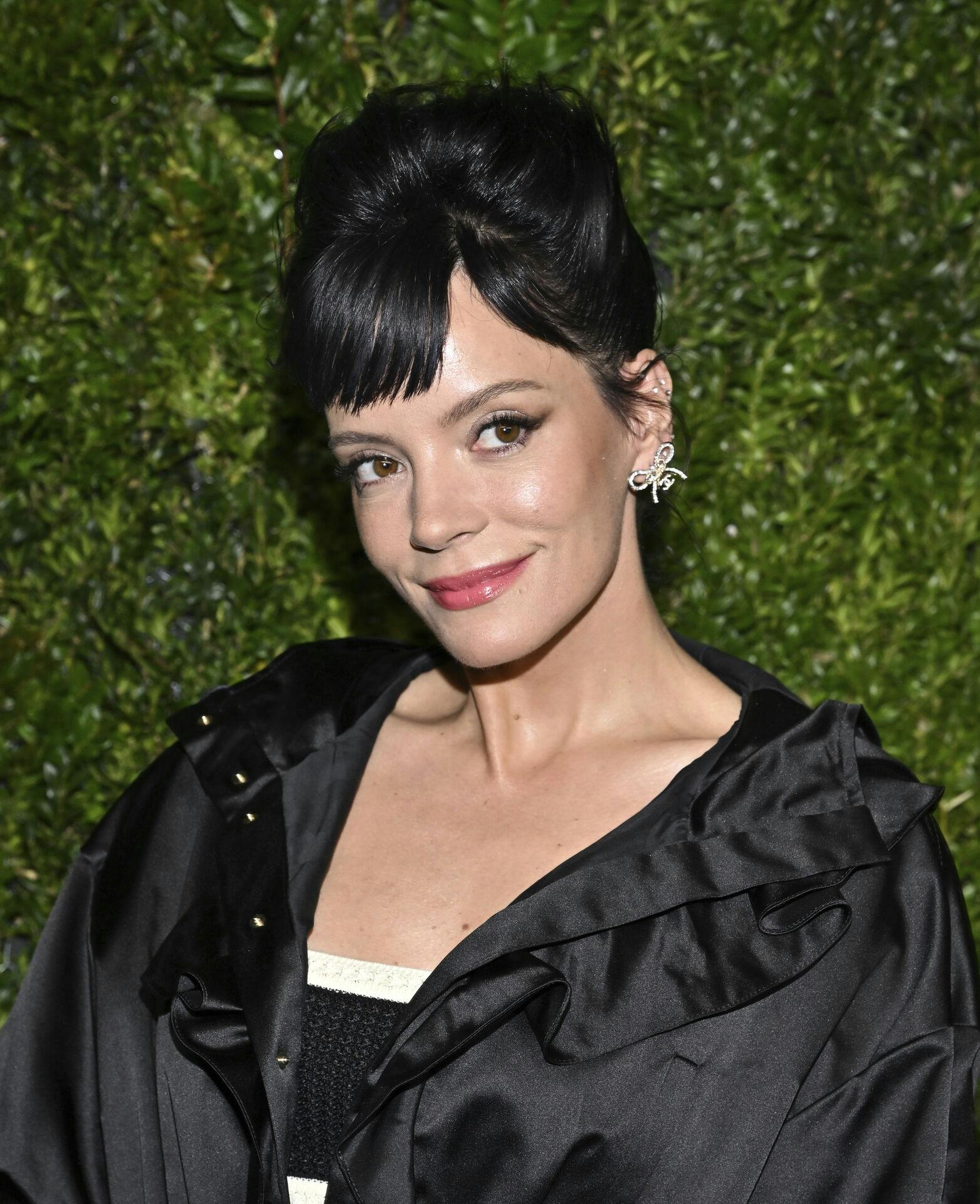 Lily Allen er tilbage på datingmarkedet efter sin skilsmisse sidste år.