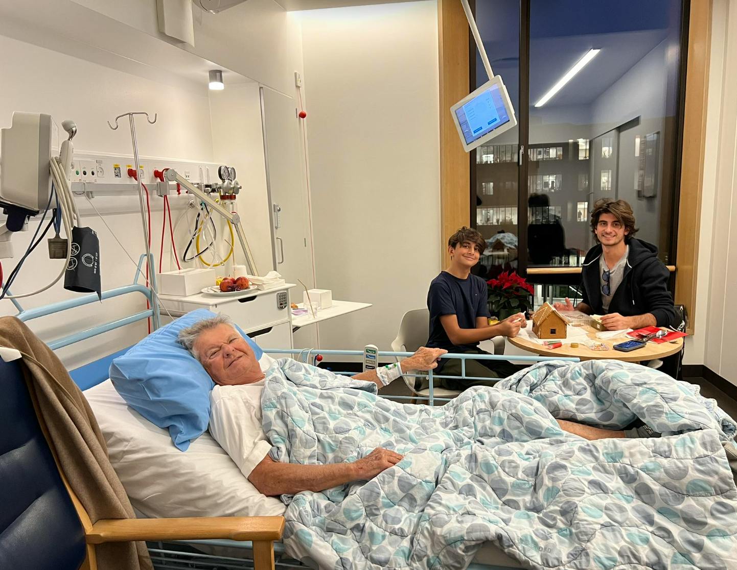 Christian Kjær her det nu bedre - på sygehuset havde han selskab af sønnen Alexander og Susans søn Leon.