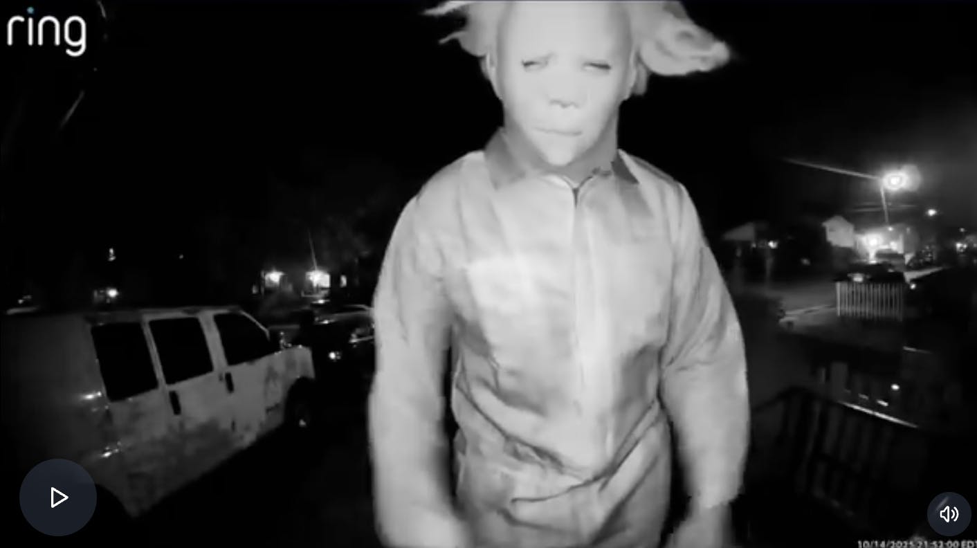 En familie fra den amerikanske delstat Virginia blev forleden skræmt fra vid og sans, da tre uhyggeligt udklædte personer truede med at bryde ind i deres hjem.