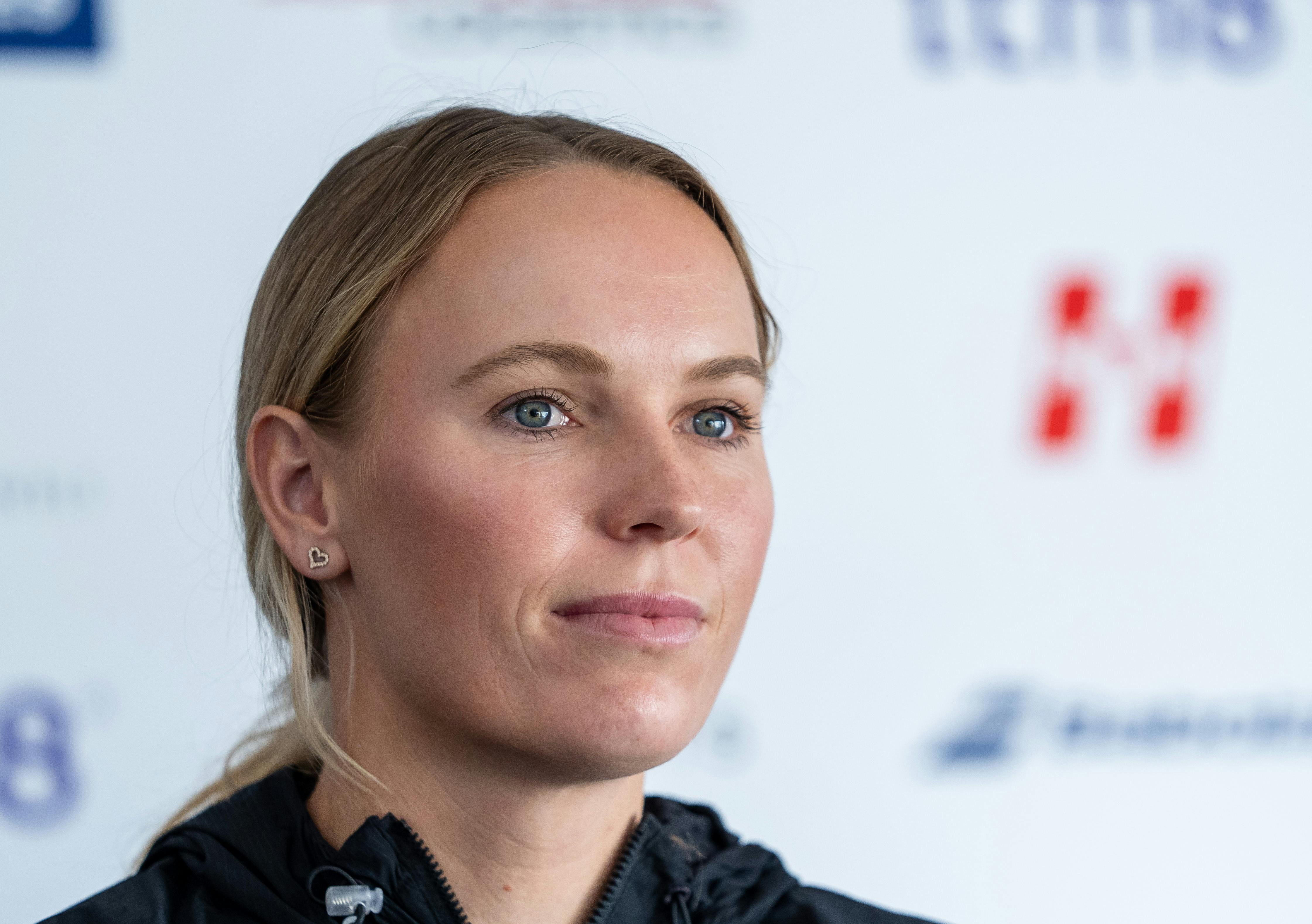 Caroline Wozniacki tager bladet fra munden på sin Instagram-profil, hvor hun blandt andet kalder TV 2's tennisekspert Peter Bastiansen for "en klovn".