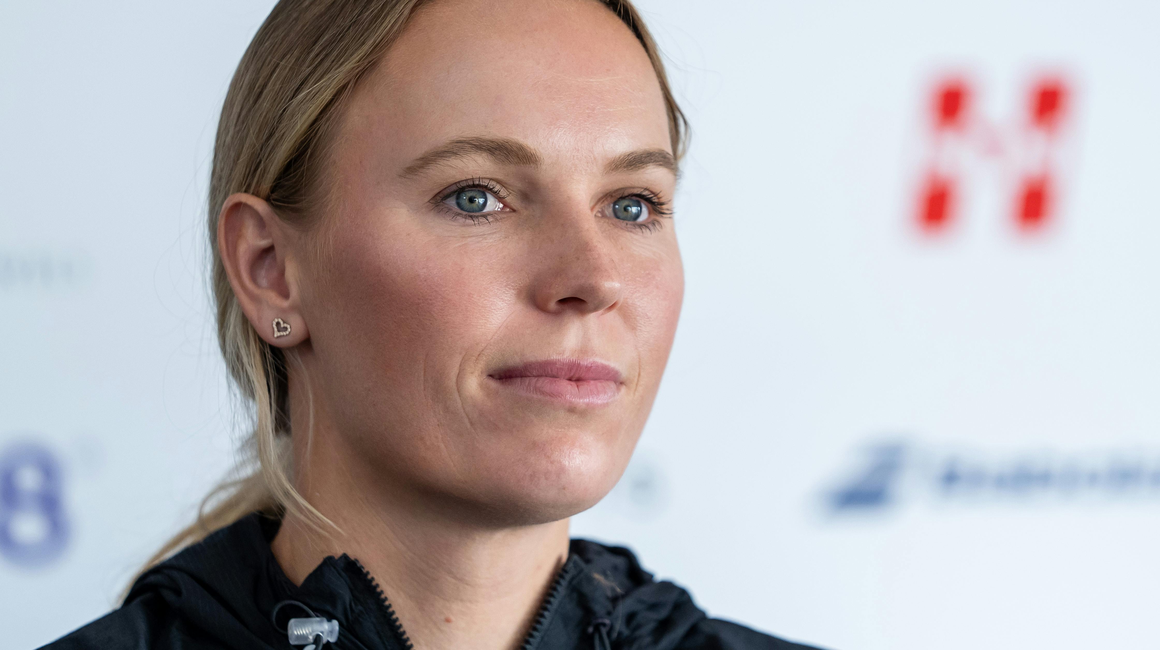 Caroline Wozniacki tager bladet fra munden på sin Instagram-profil, hvor hun blandt andet kalder TV 2's tennisekspert Peter Bastiansen for "en klovn".